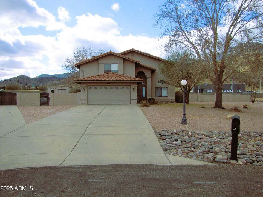 This spacious,3BR+den/2.5BA/2CG, 2042 sq.ft., 2-story rental in Foothills Ranch subdivision in Hereford, AZ is minutes from Sierra Vista, AZ & Fort Huachuca. The open, 2-story floor plan includes a large living area, modern appliances and central A/C. The property sits on 1 acre with a fenced back yard that includes an in-ground swimming pool & spa.
