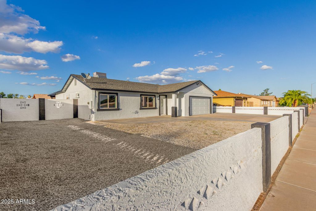 Photo of 9450 W Mission Lane, Peoria, AZ 85345 (MLS # 6935347)