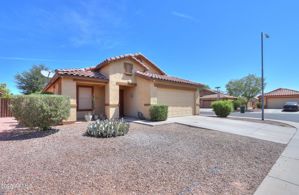 Photo of 556 W Mirage Loop, Casa Grande, AZ 85122 (MLS # 6902554)