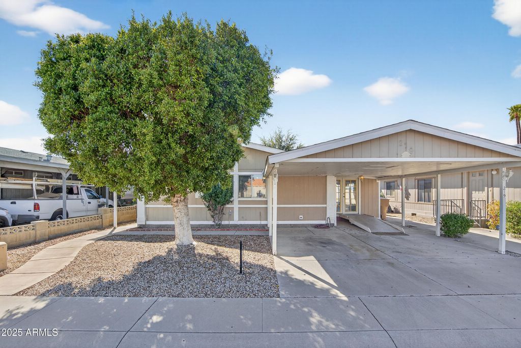 Photo of 11275 N 99th Avenue #219, Peoria, AZ 85345 (MLS # 6918614)