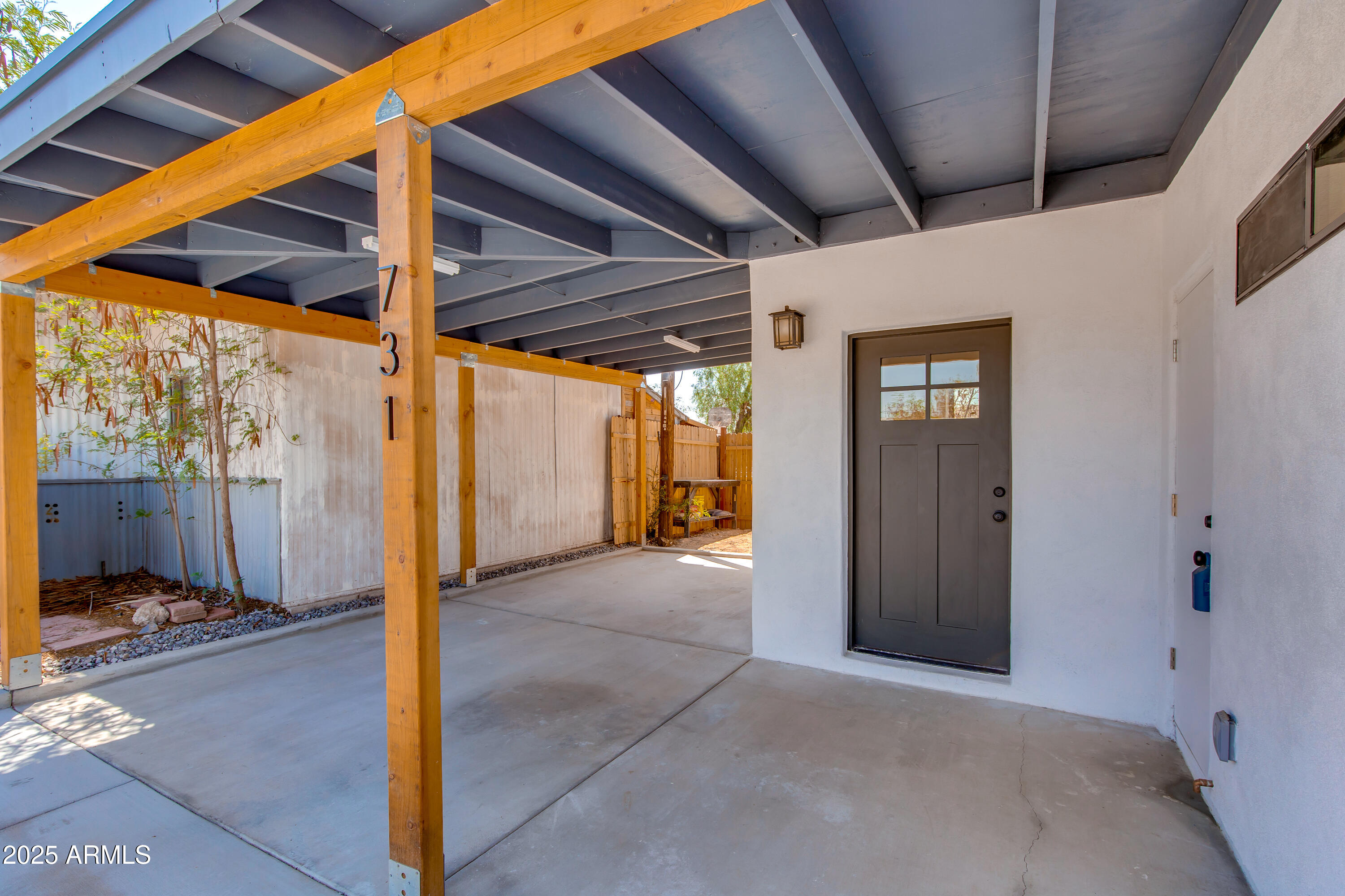 731 E SUNNYSLOPE Lane