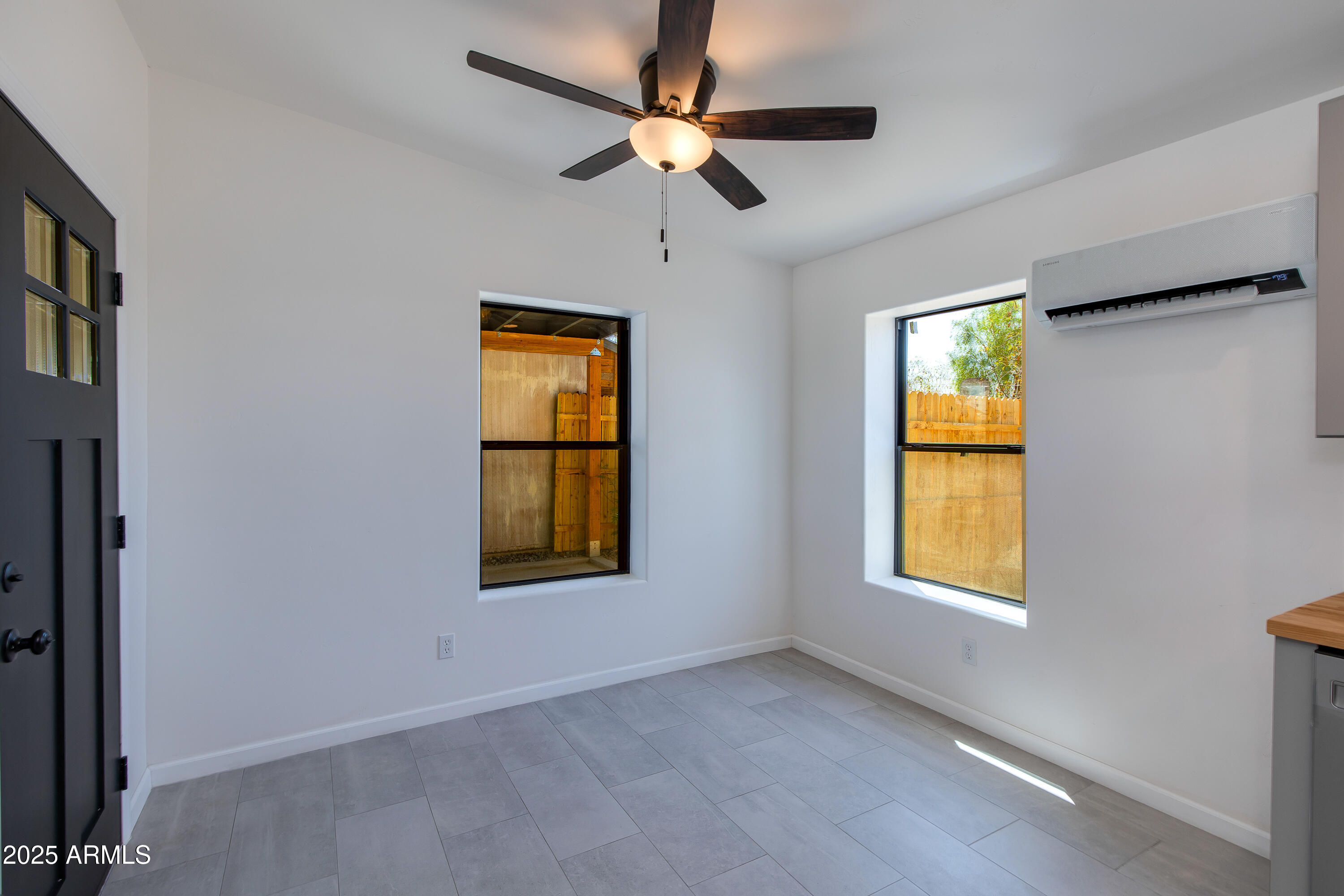 731 E SUNNYSLOPE Lane