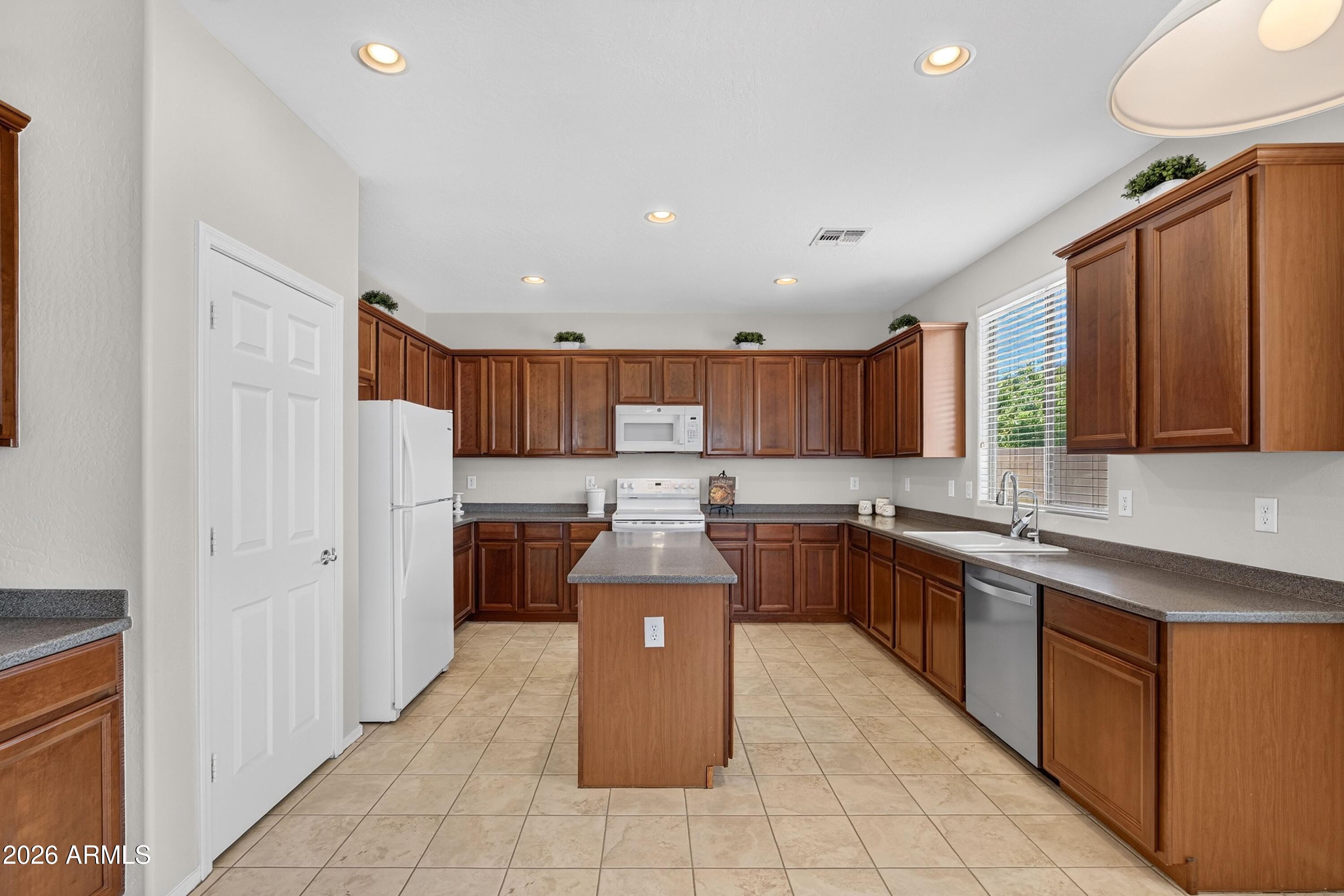 589 W HEREFORD Drive