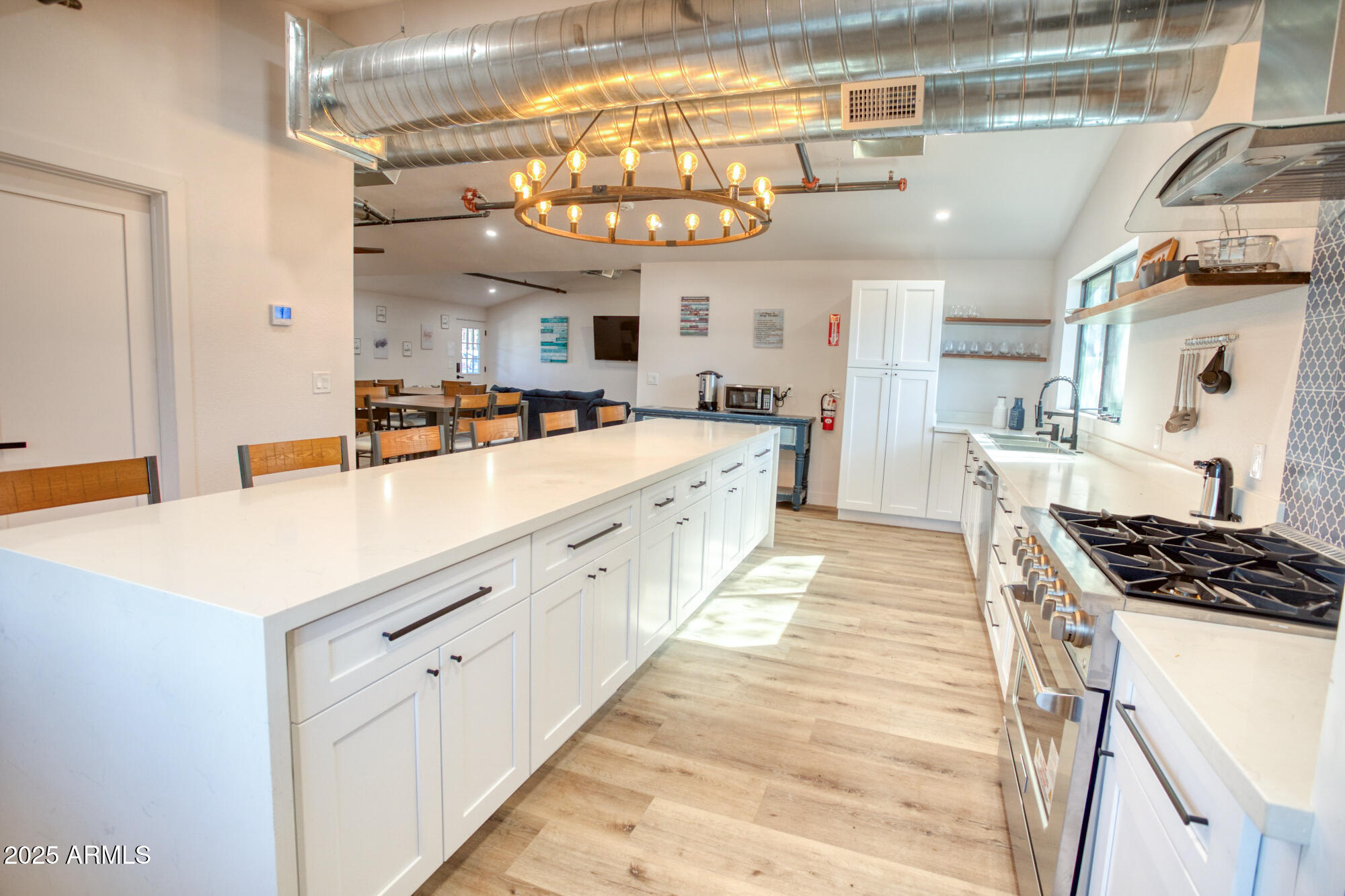 858 E WHITE MOUNTAIN Boulevard