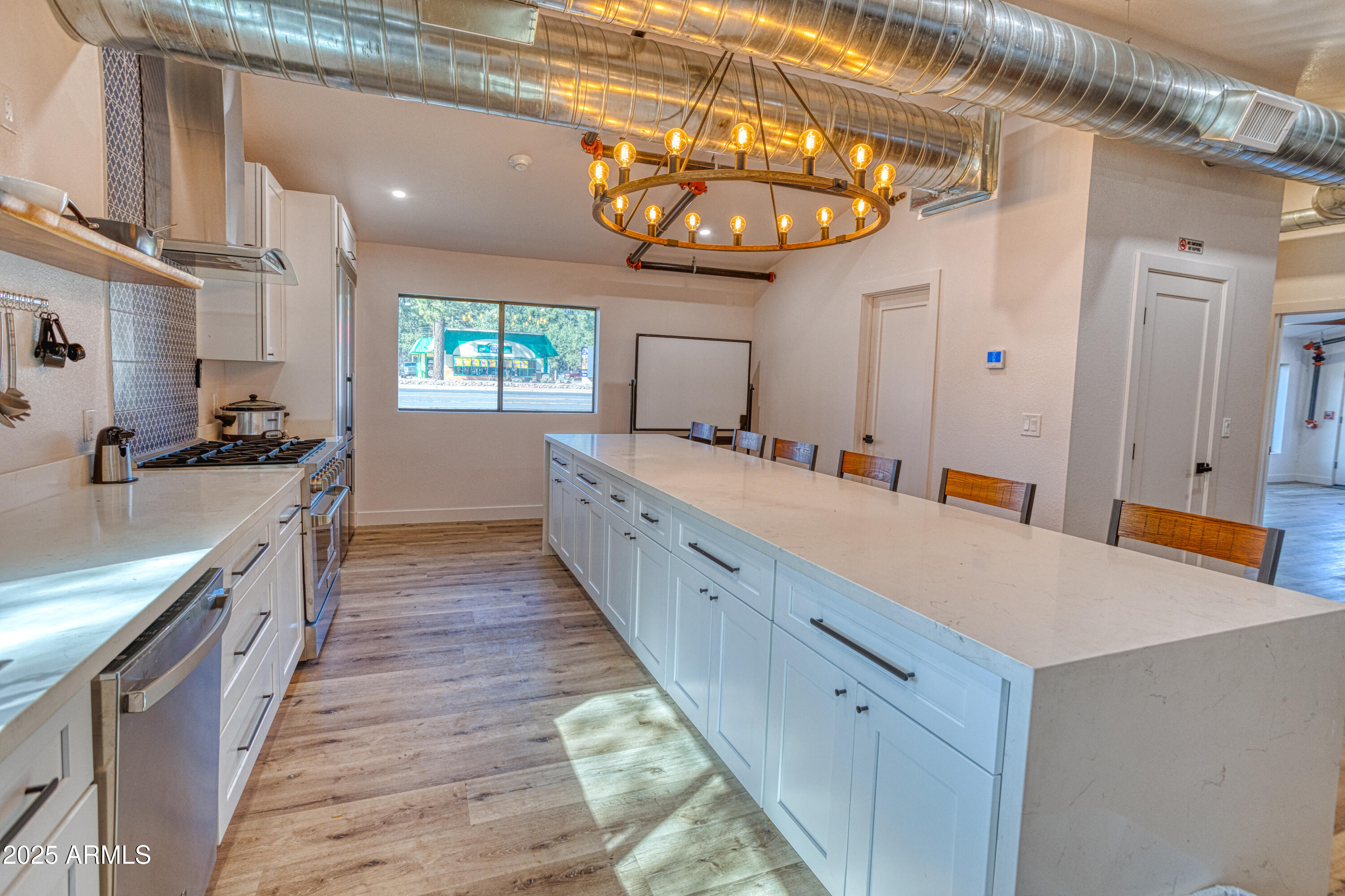 858 E WHITE MOUNTAIN Boulevard