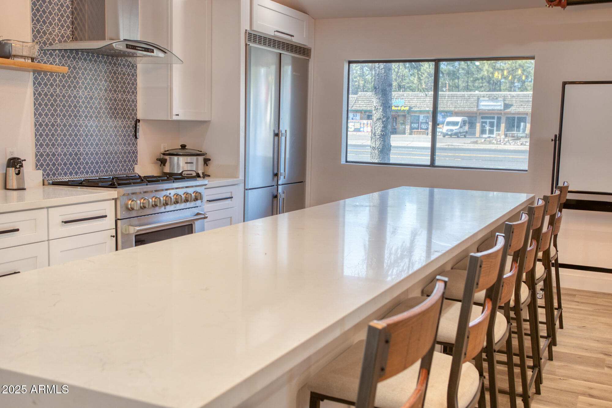 858 E WHITE MOUNTAIN Boulevard