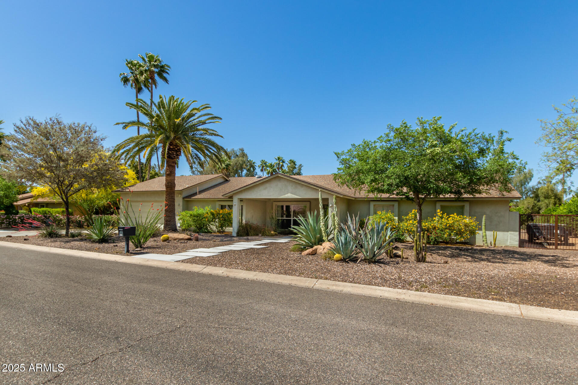 6102 E ASTER Drive