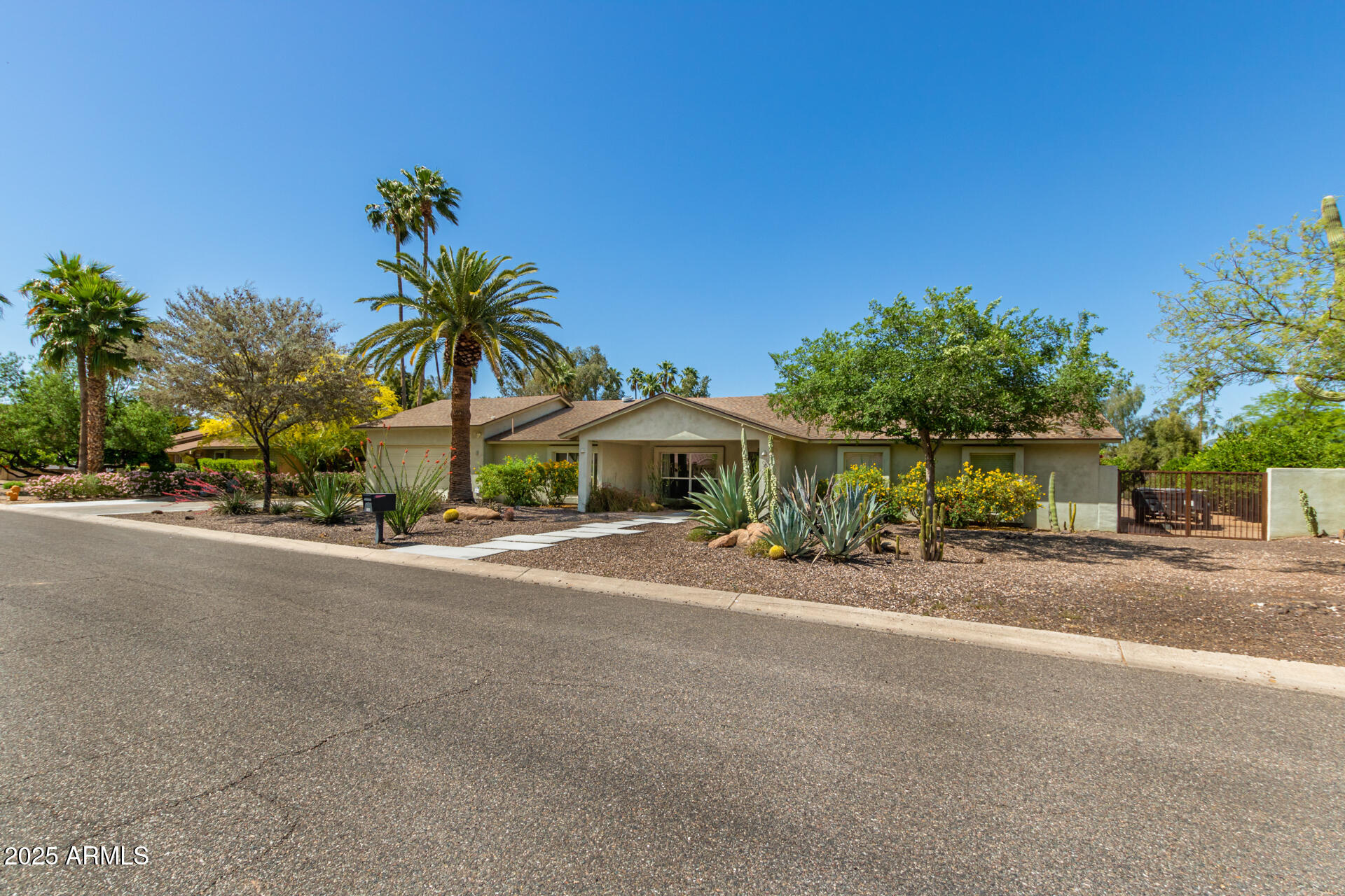 6102 E ASTER Drive