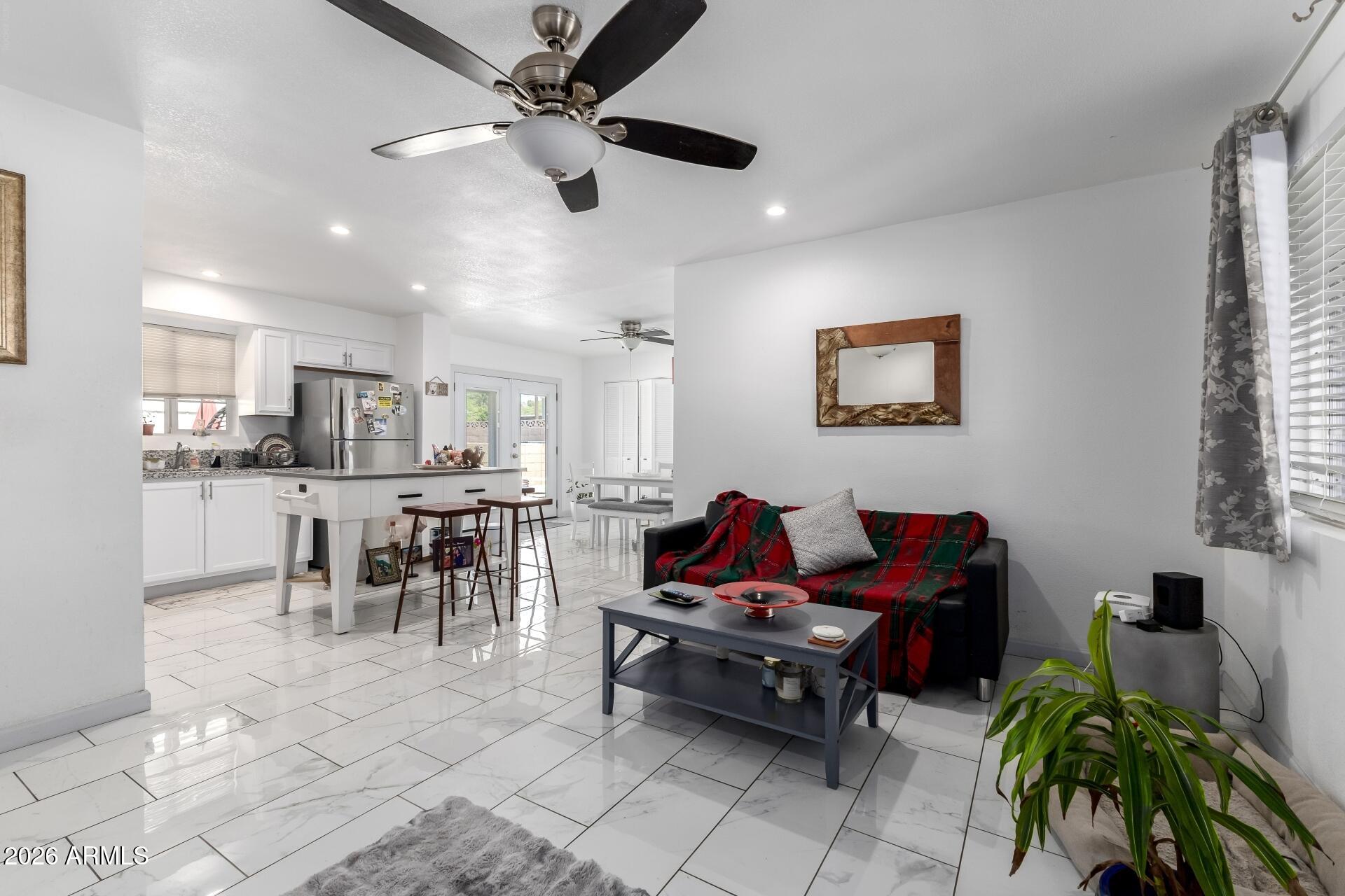 1136 E SUNNYSLOPE Lane