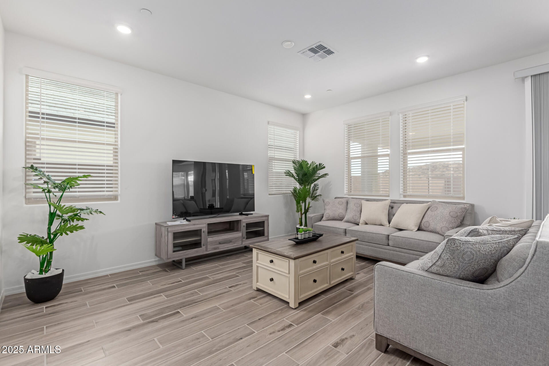 21283 W EDGEMONT Avenue