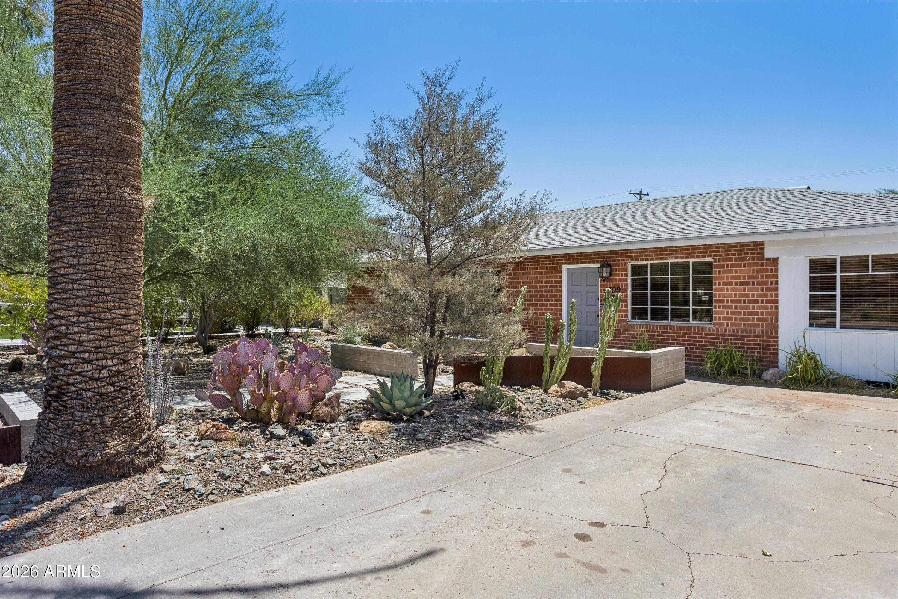 1309 W MARSHALL Avenue