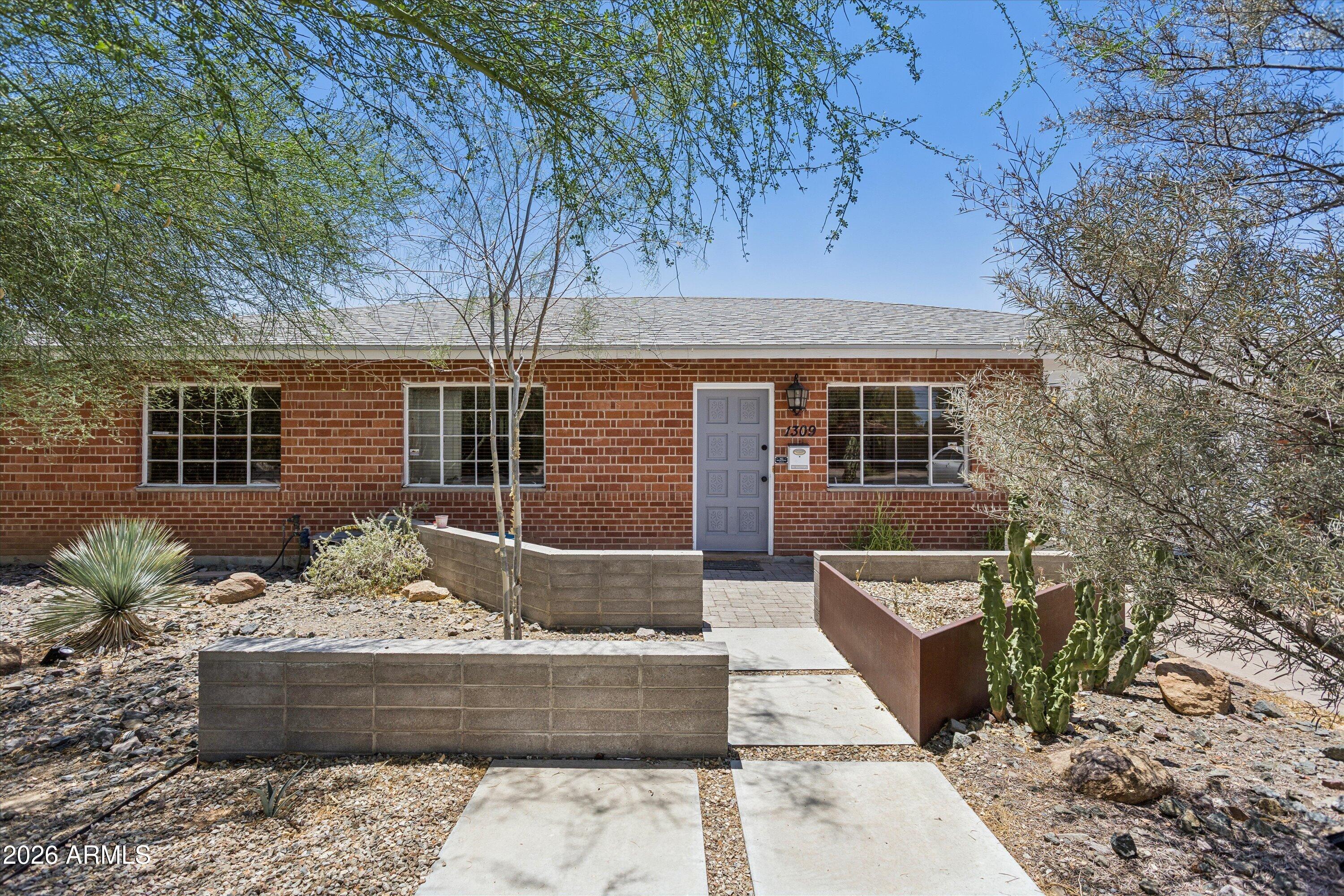 1309 W MARSHALL Avenue