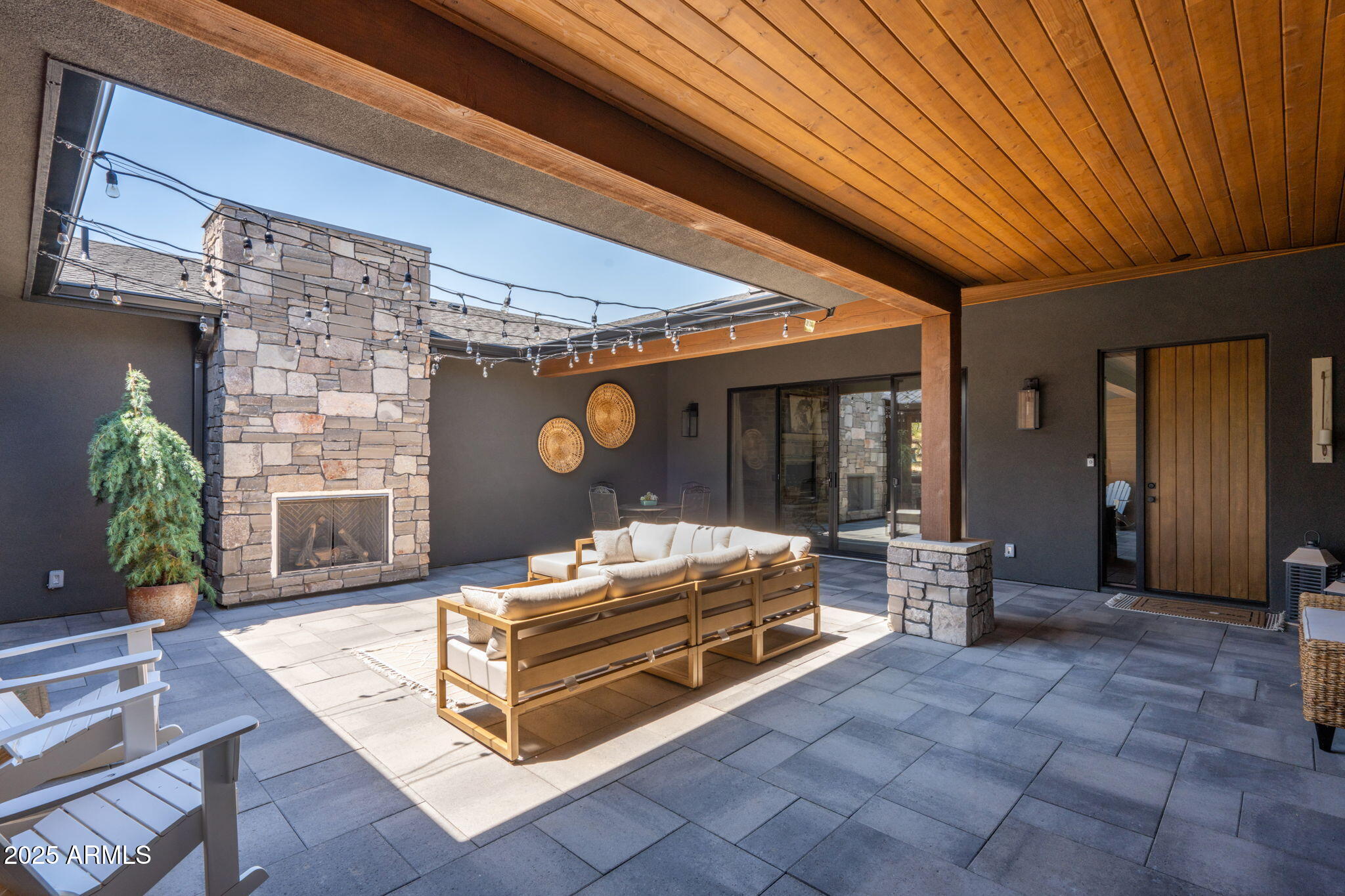 943 ESTRELLA Court