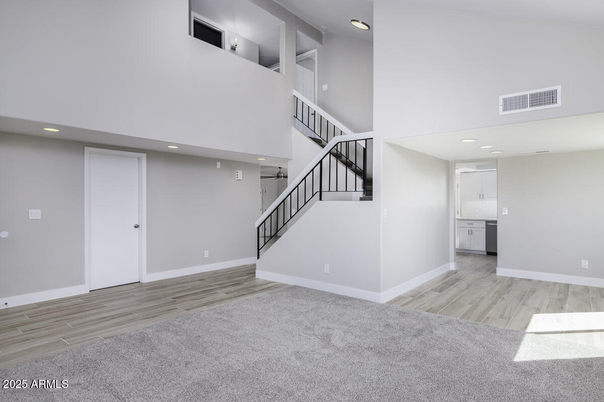 1528 W JUANITA Avenue