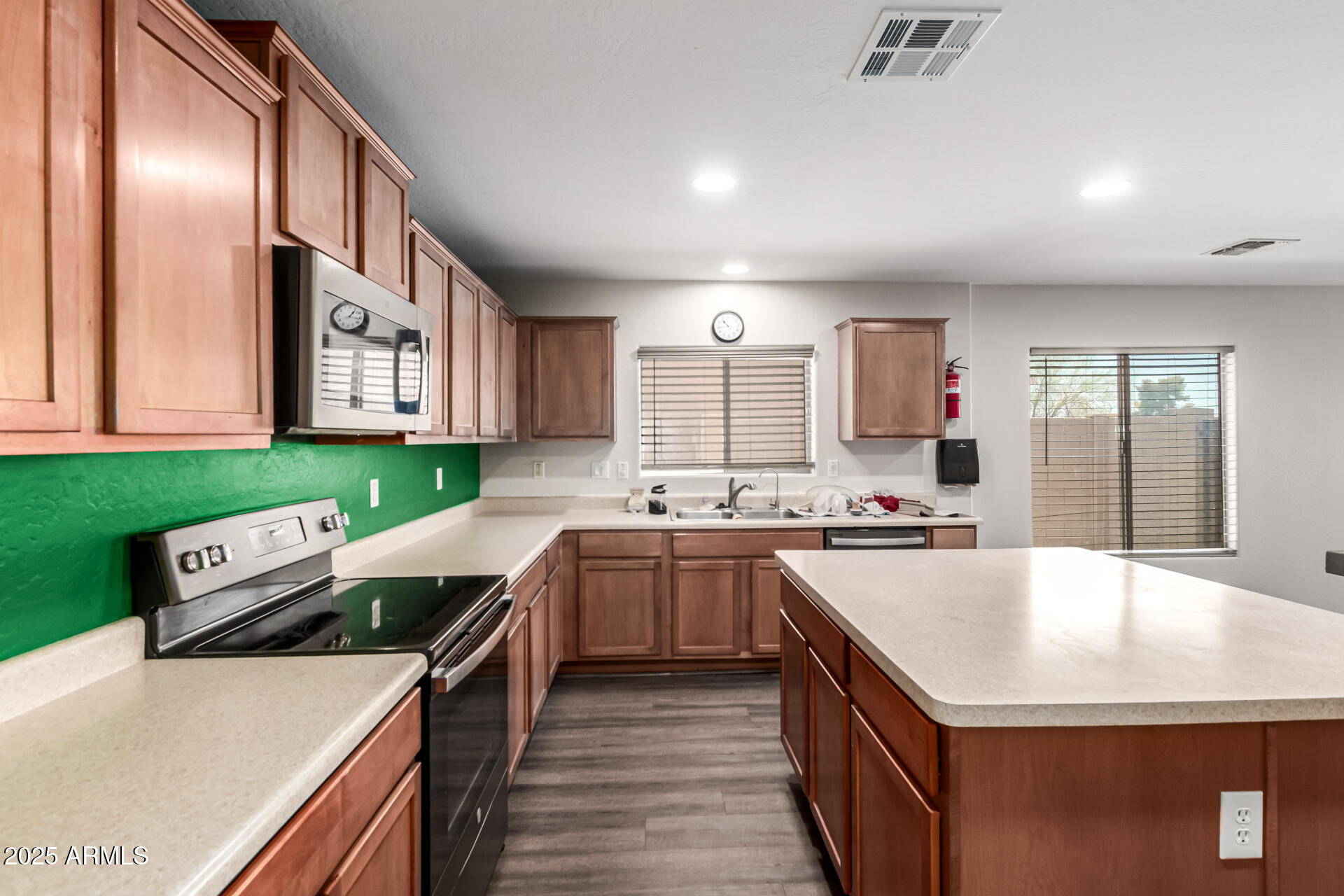 466 N 10TH Place