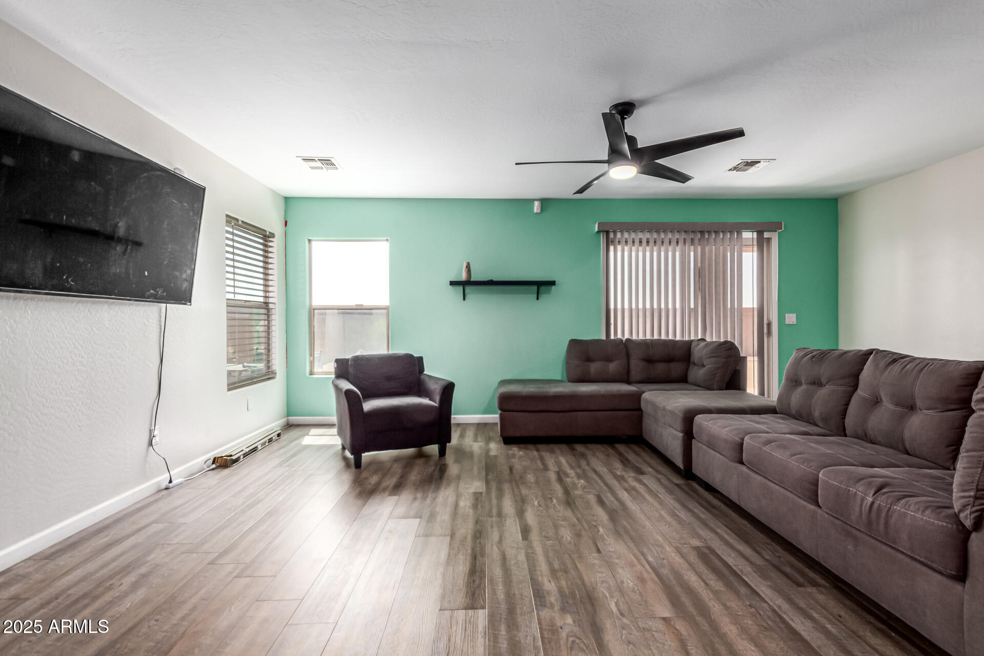 466 N 10TH Place