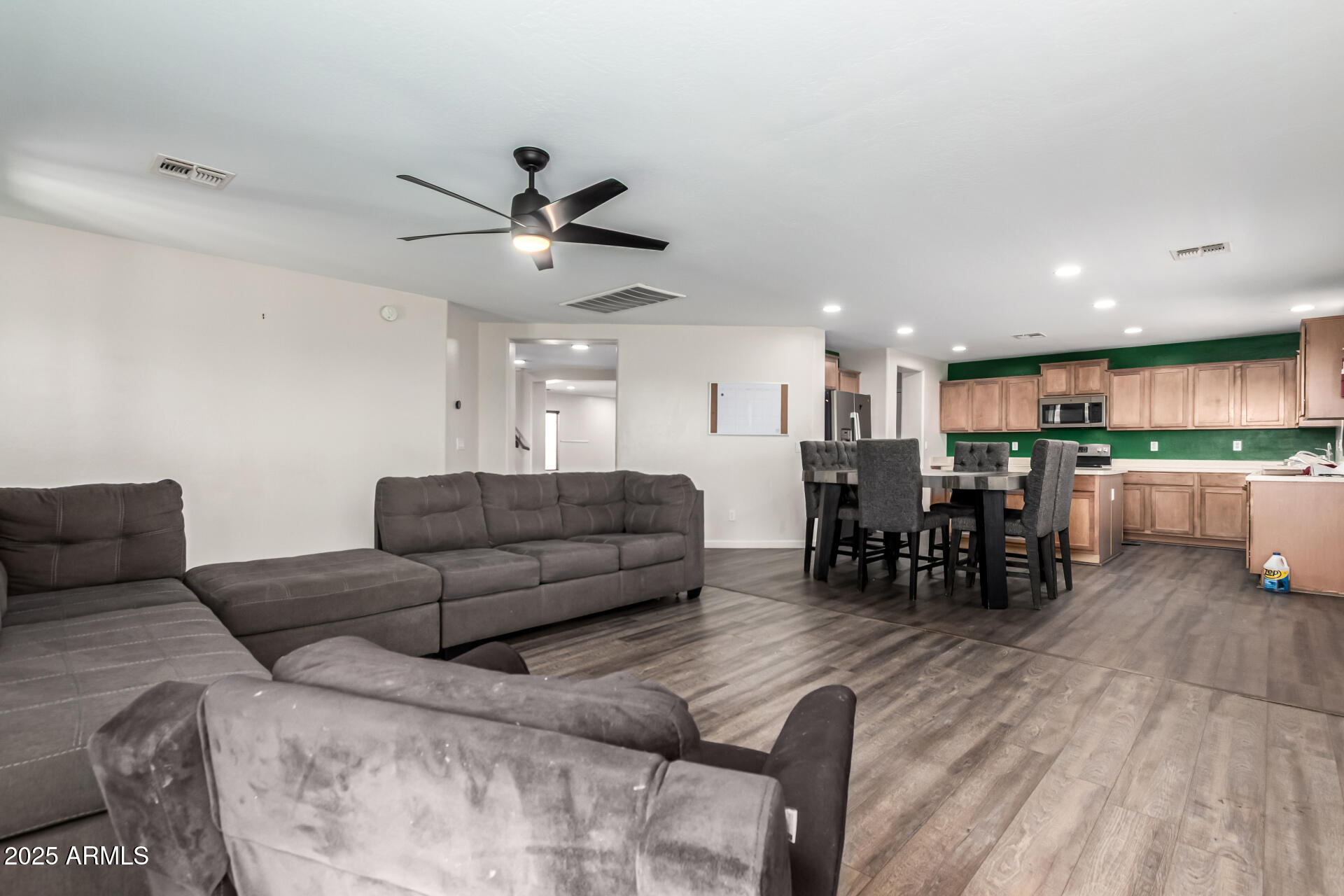 466 N 10TH Place