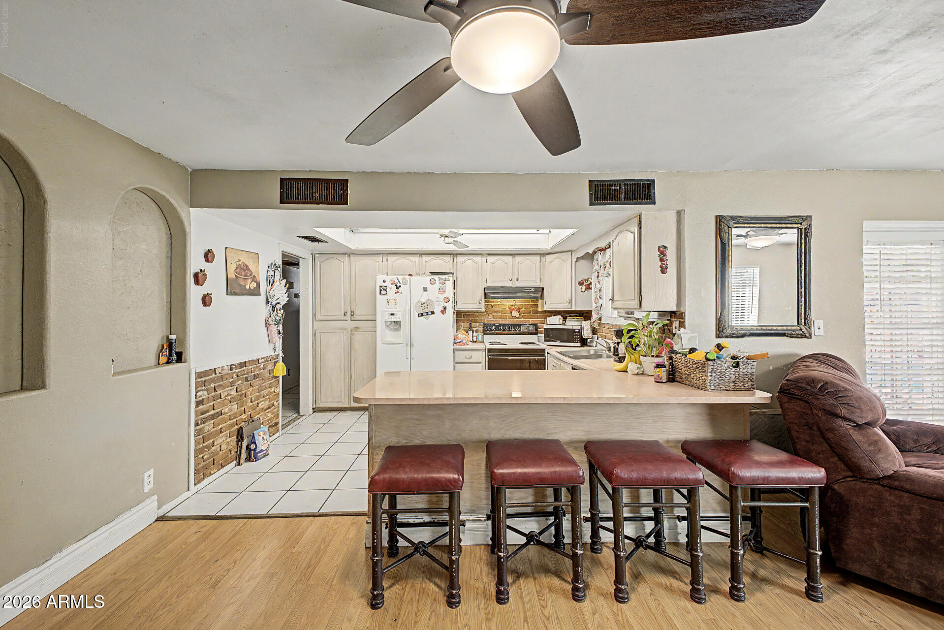 3833 W VOGEL Avenue