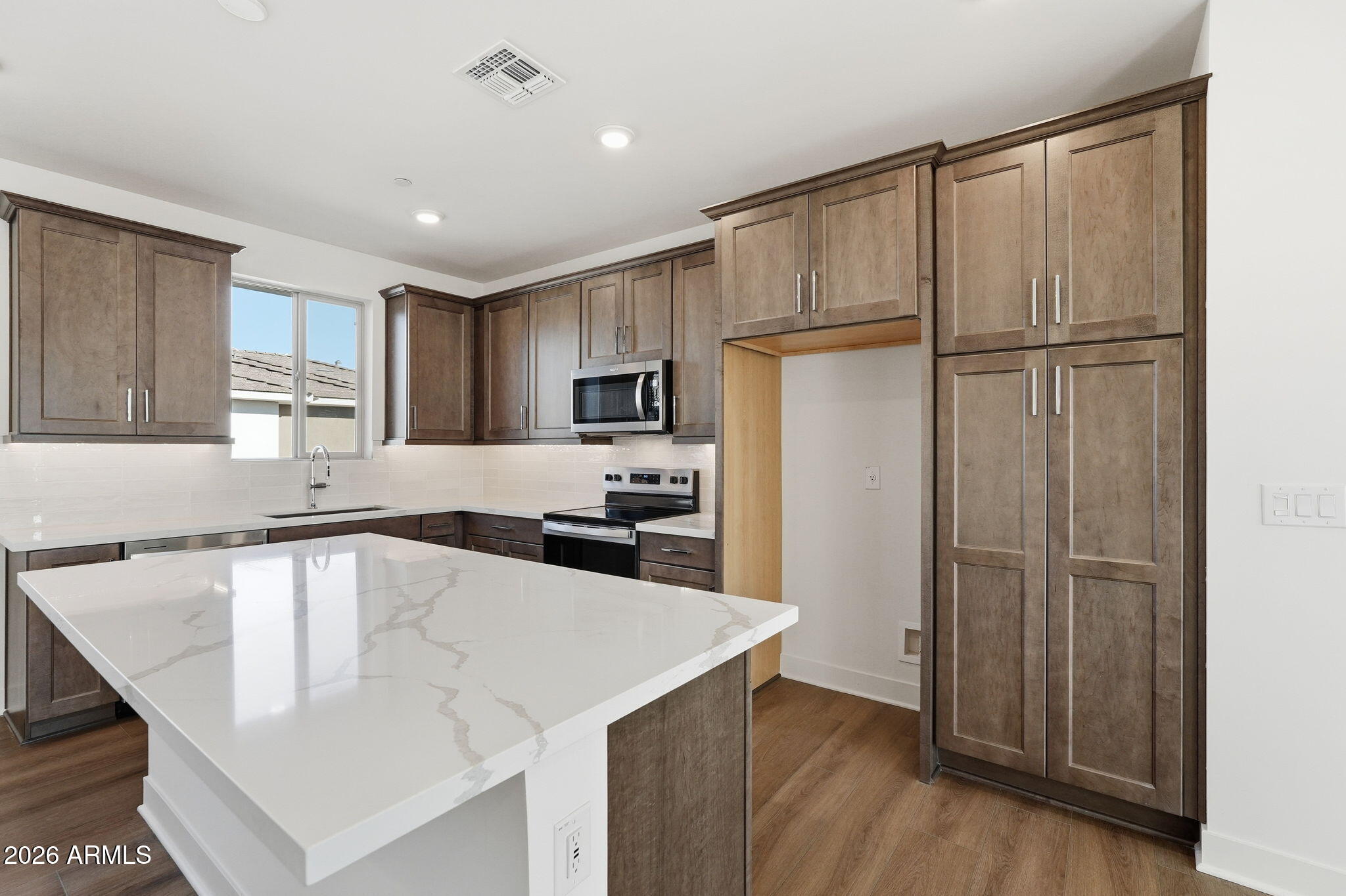 2121 W Sonoran Desert Drive 76