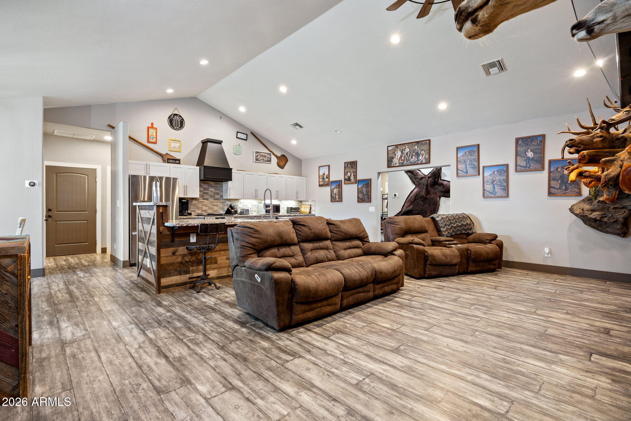 927 W SIESTA Drive