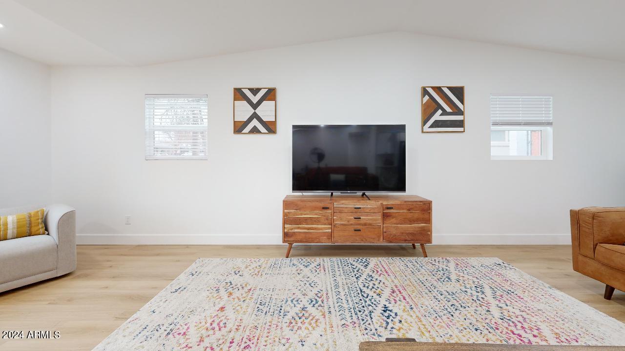 5215 E CAMBRIDGE Avenue