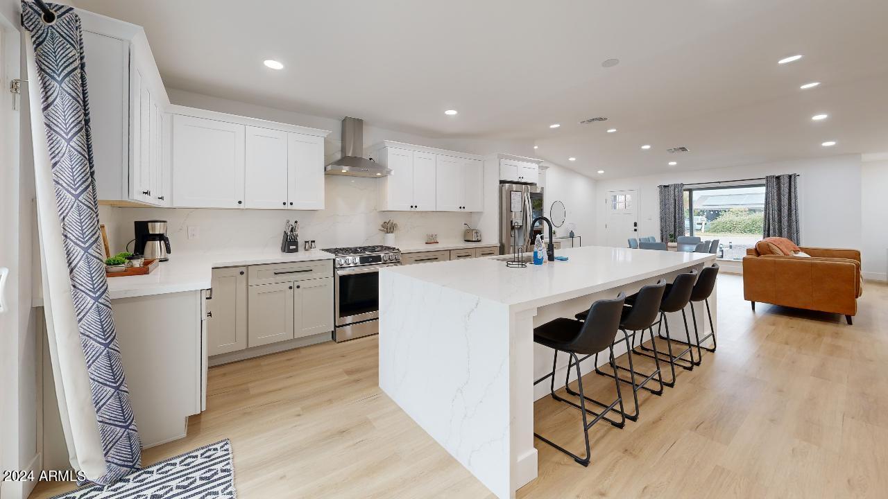 5215 E CAMBRIDGE Avenue