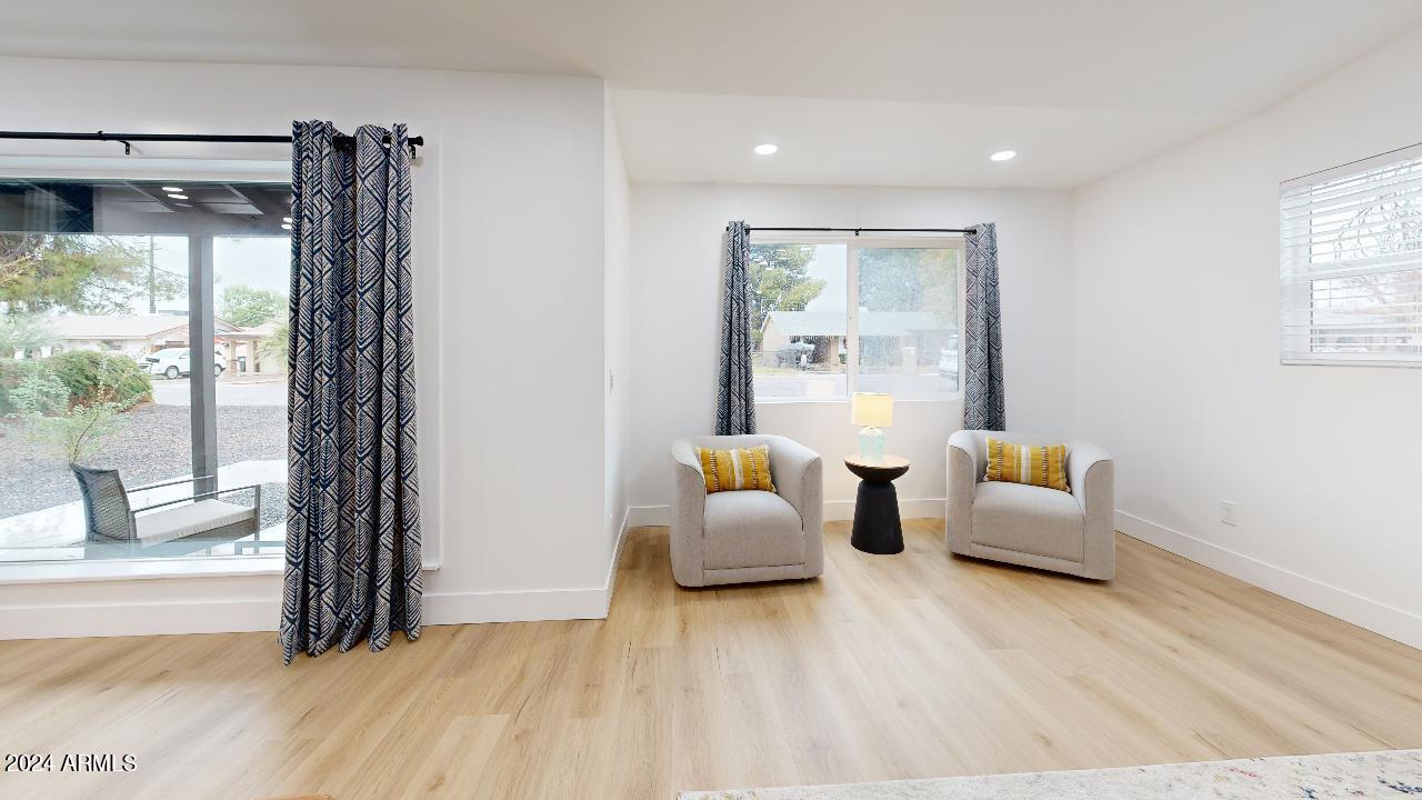 5215 E CAMBRIDGE Avenue