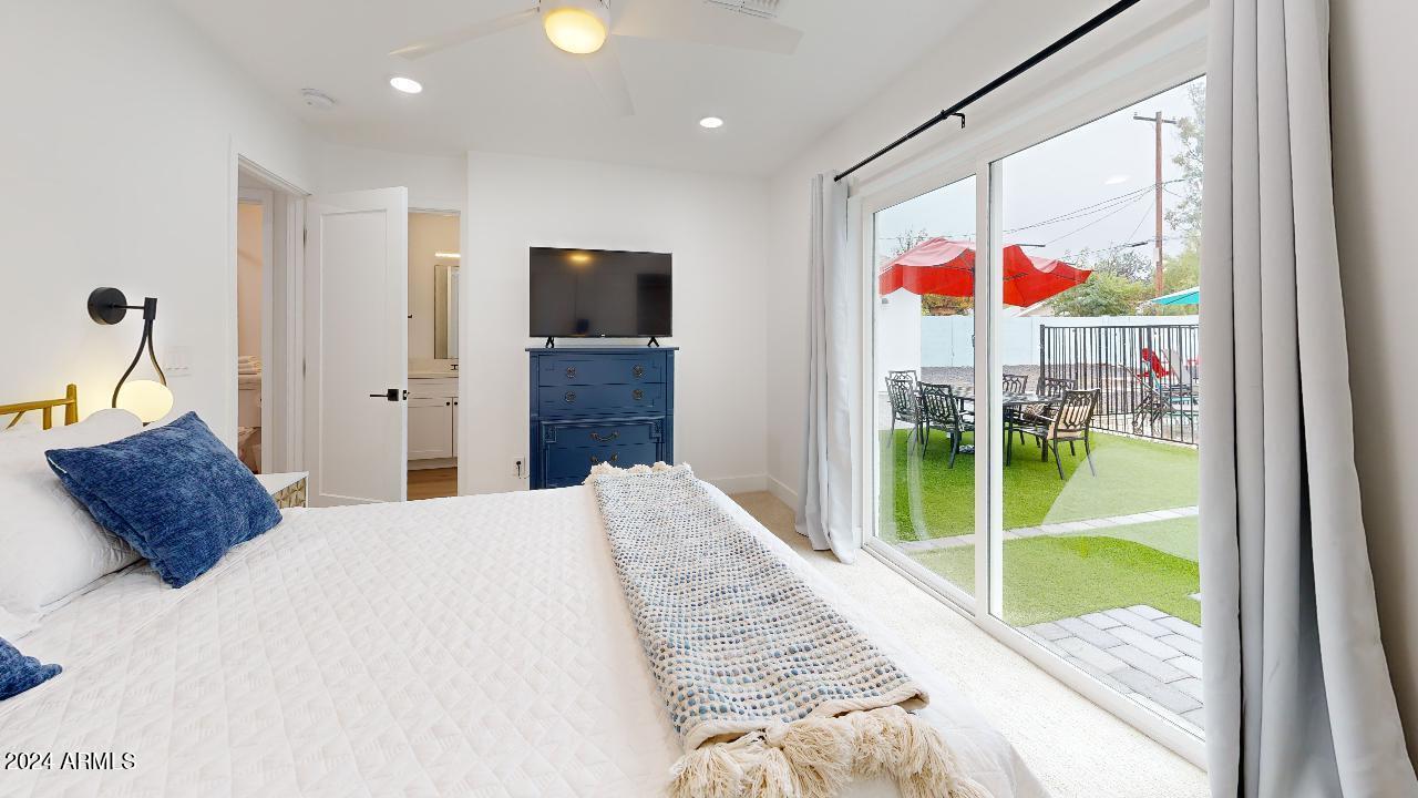 5215 E CAMBRIDGE Avenue