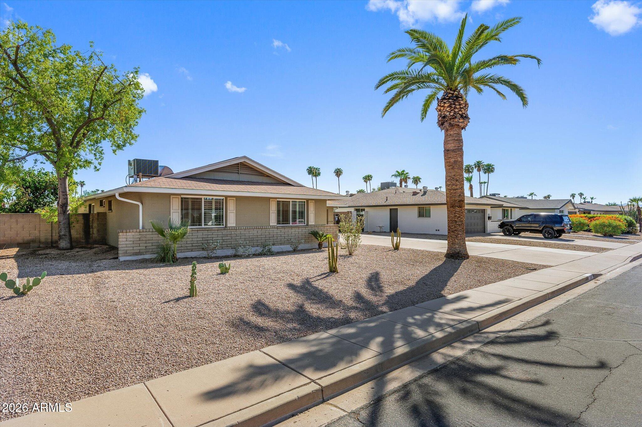 2427 E DEL RIO Drive