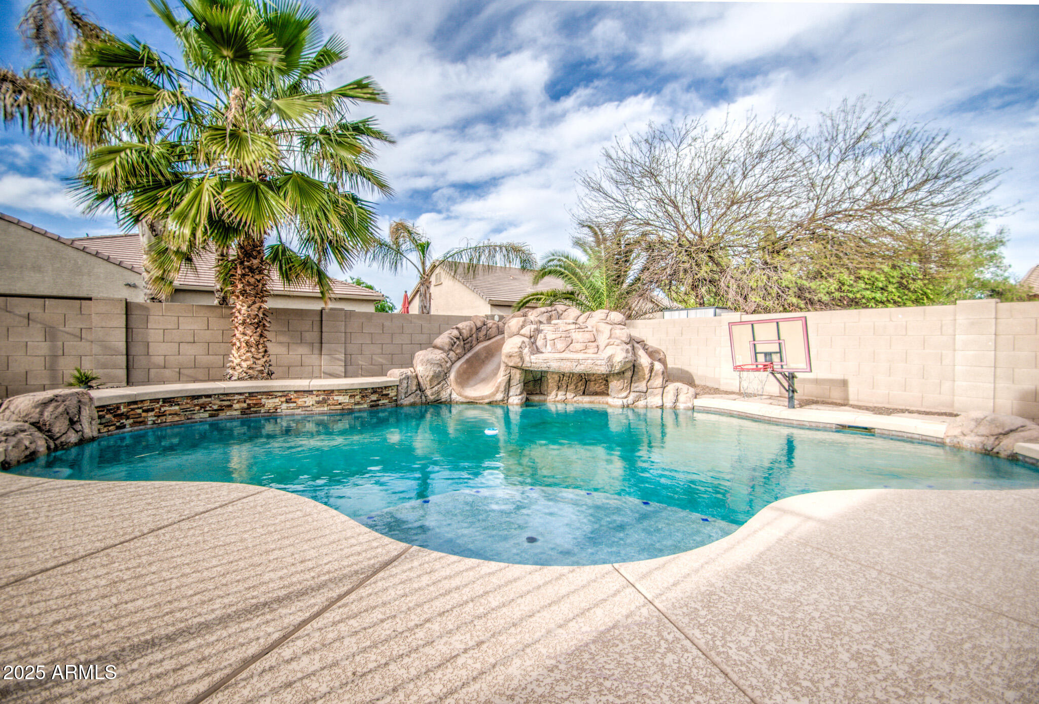 2552 E REDWOOD Place