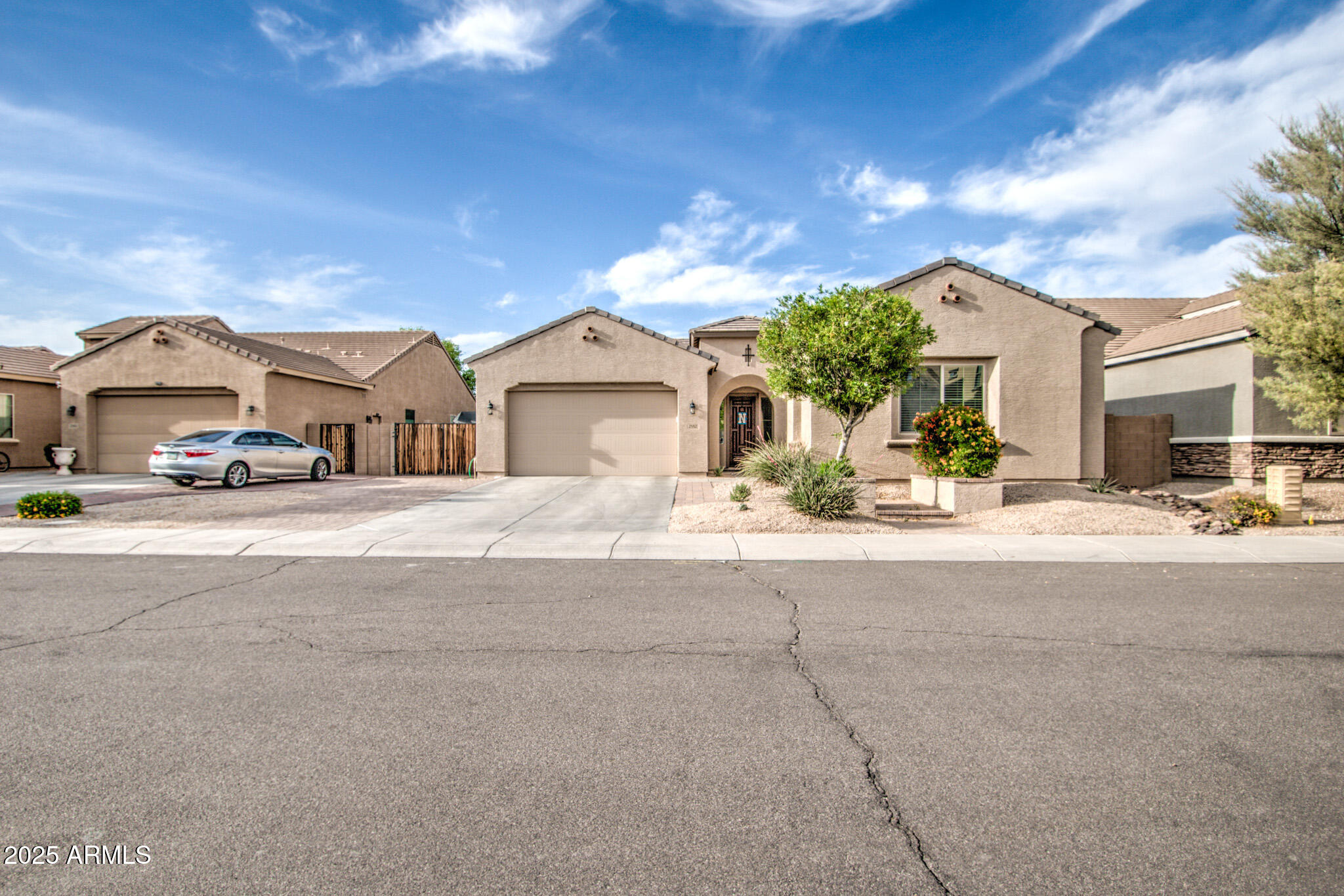 2552 E REDWOOD Place