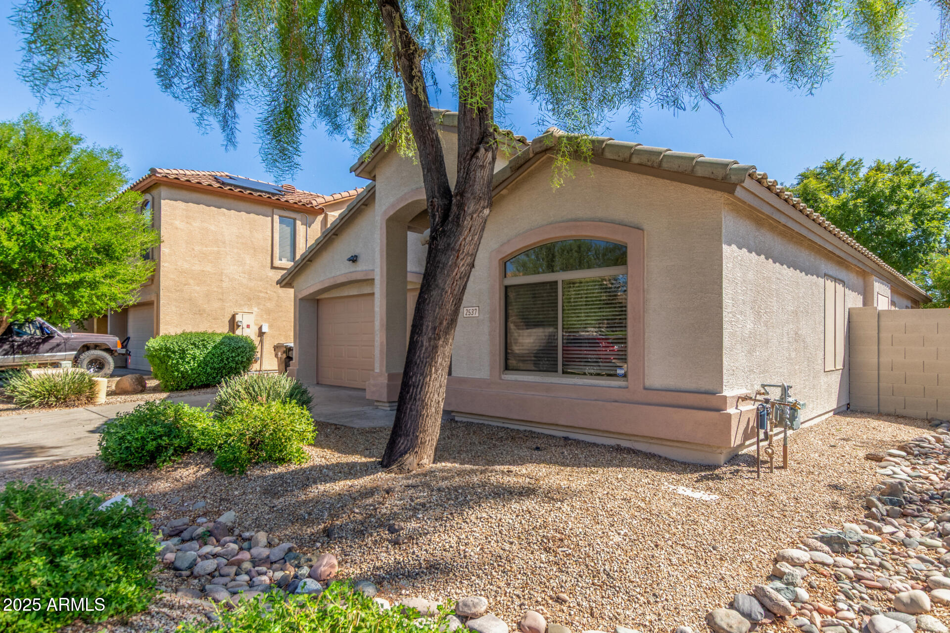 2537 W RED FOX Road
