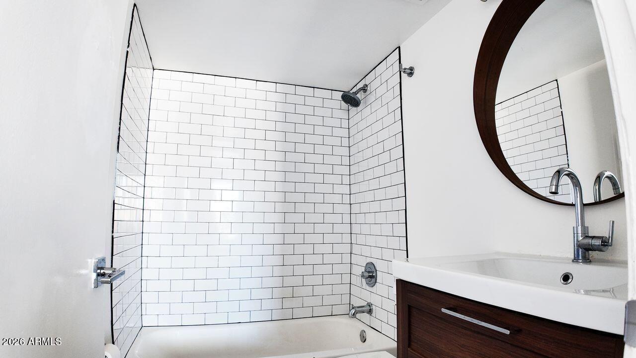 4233 N LONGVIEW Avenue 205