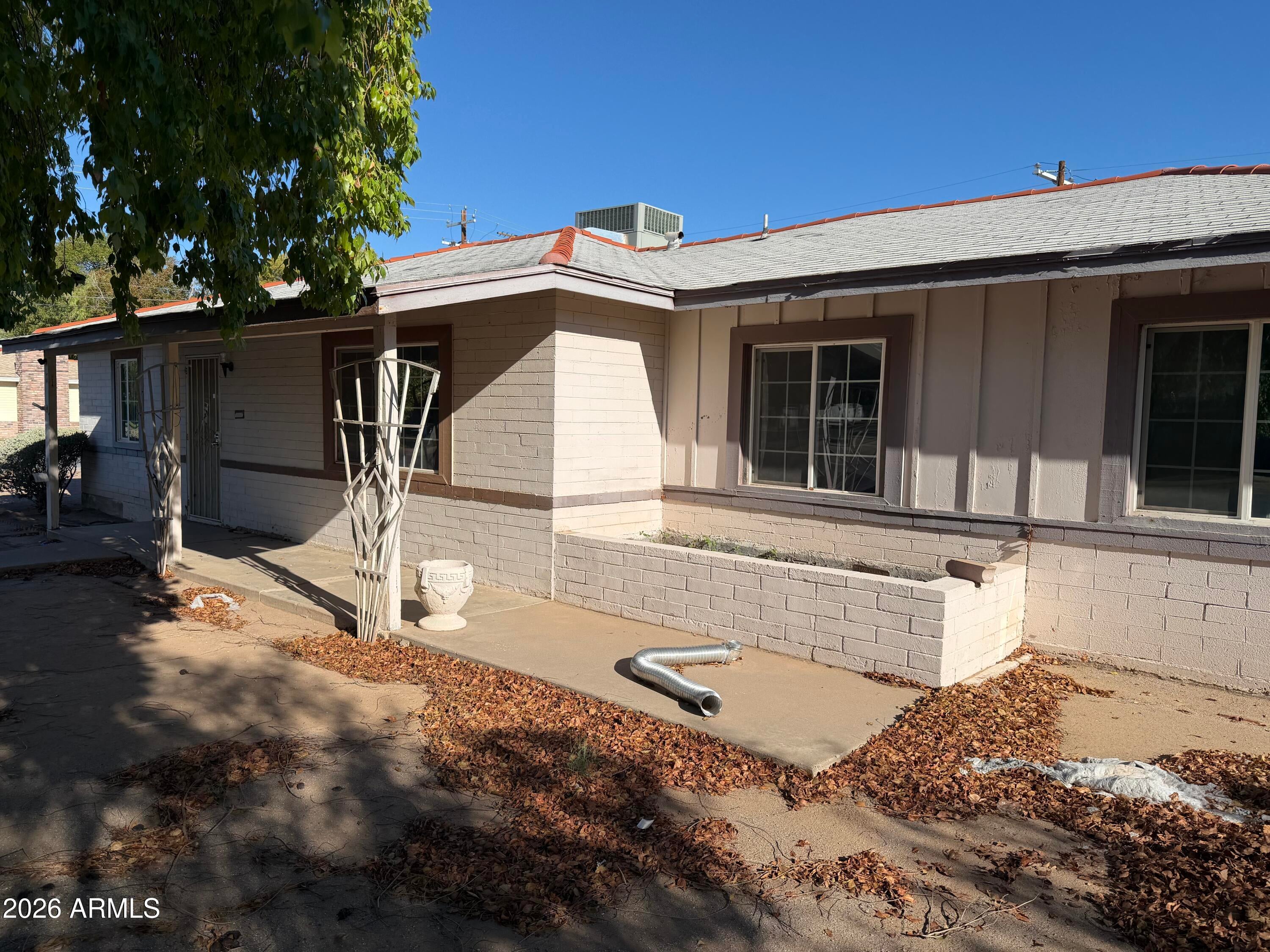 1002 E VERMONT Avenue
