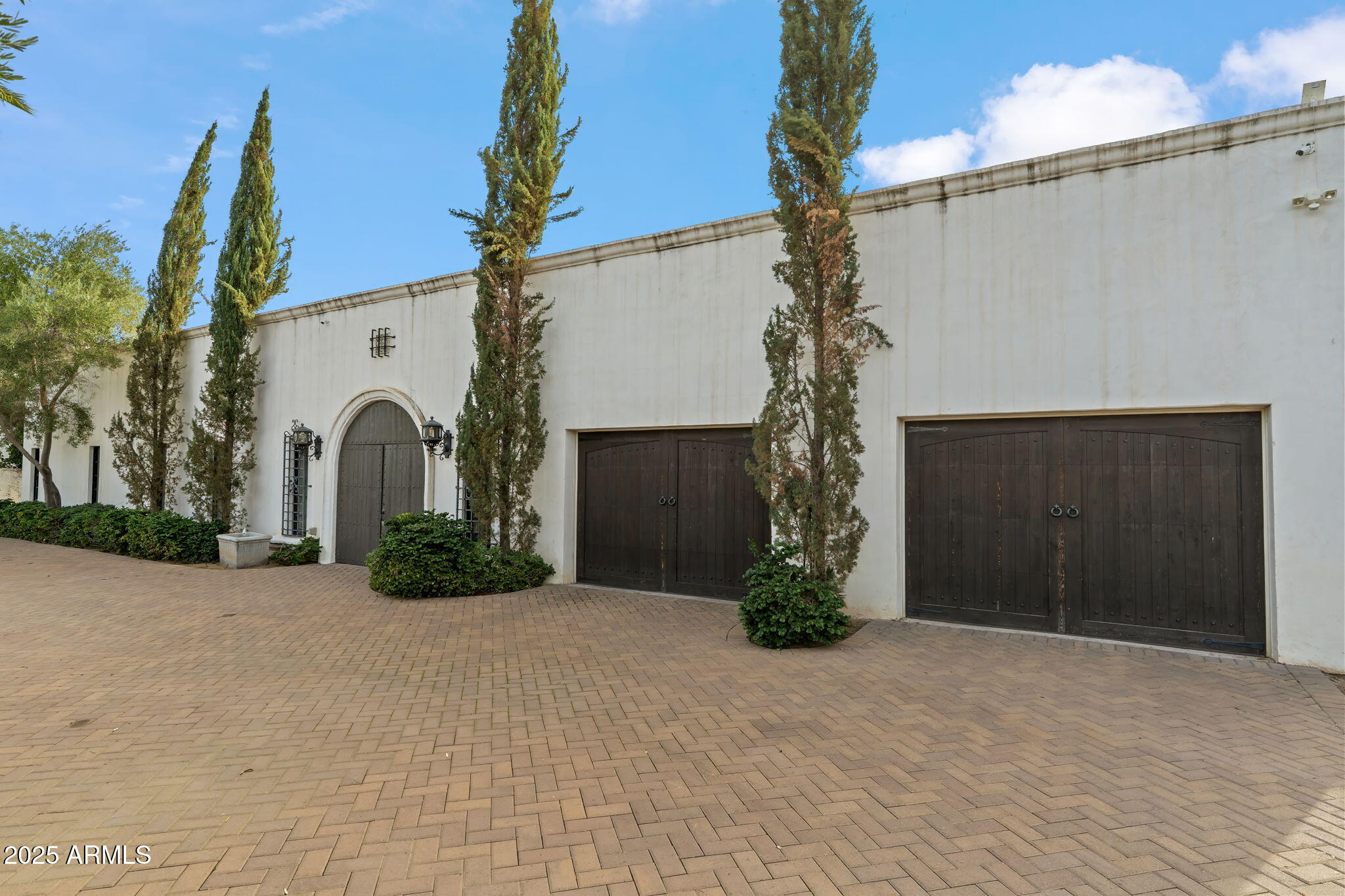 135 E MARYLAND Avenue