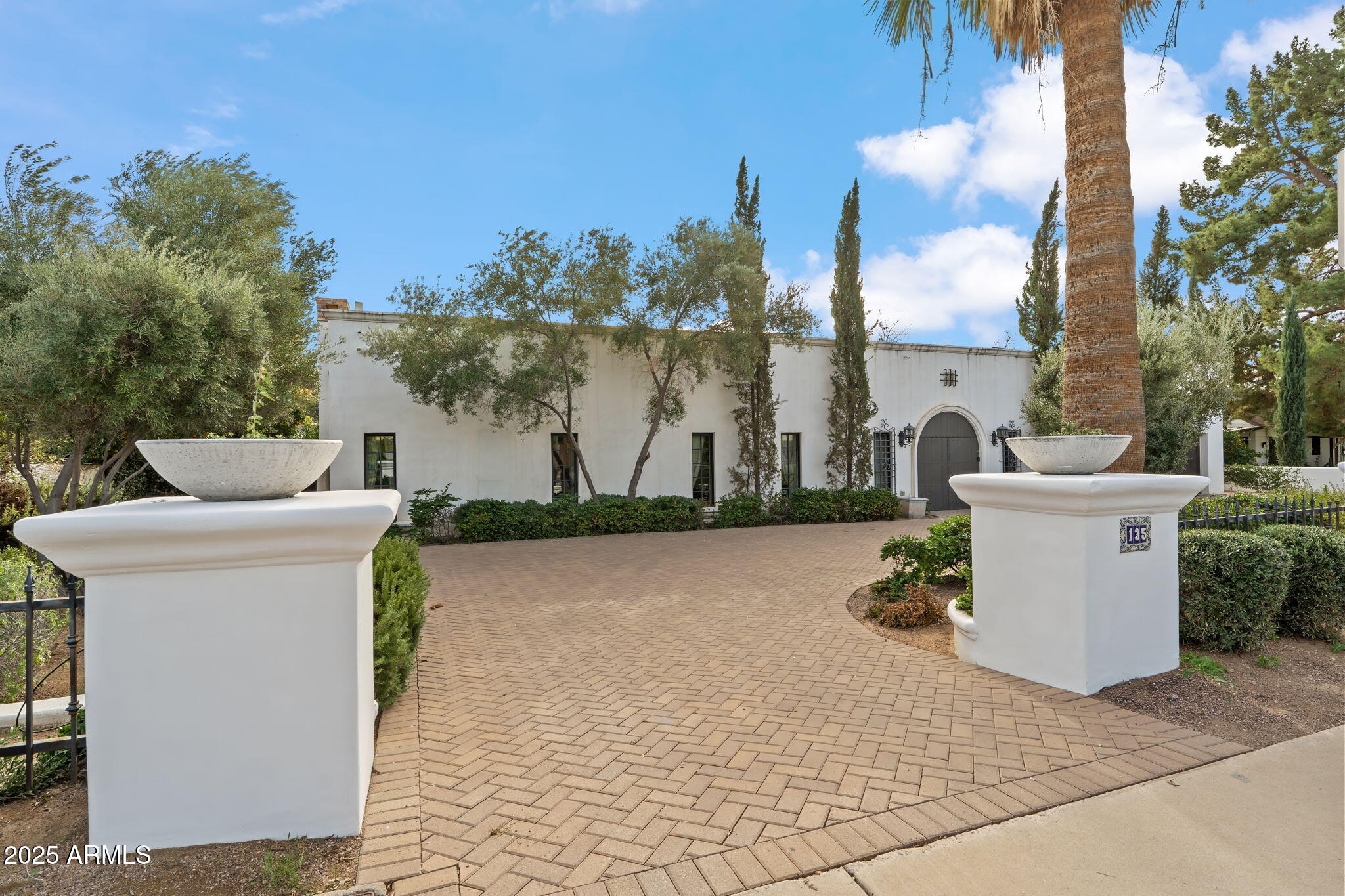 135 E MARYLAND Avenue