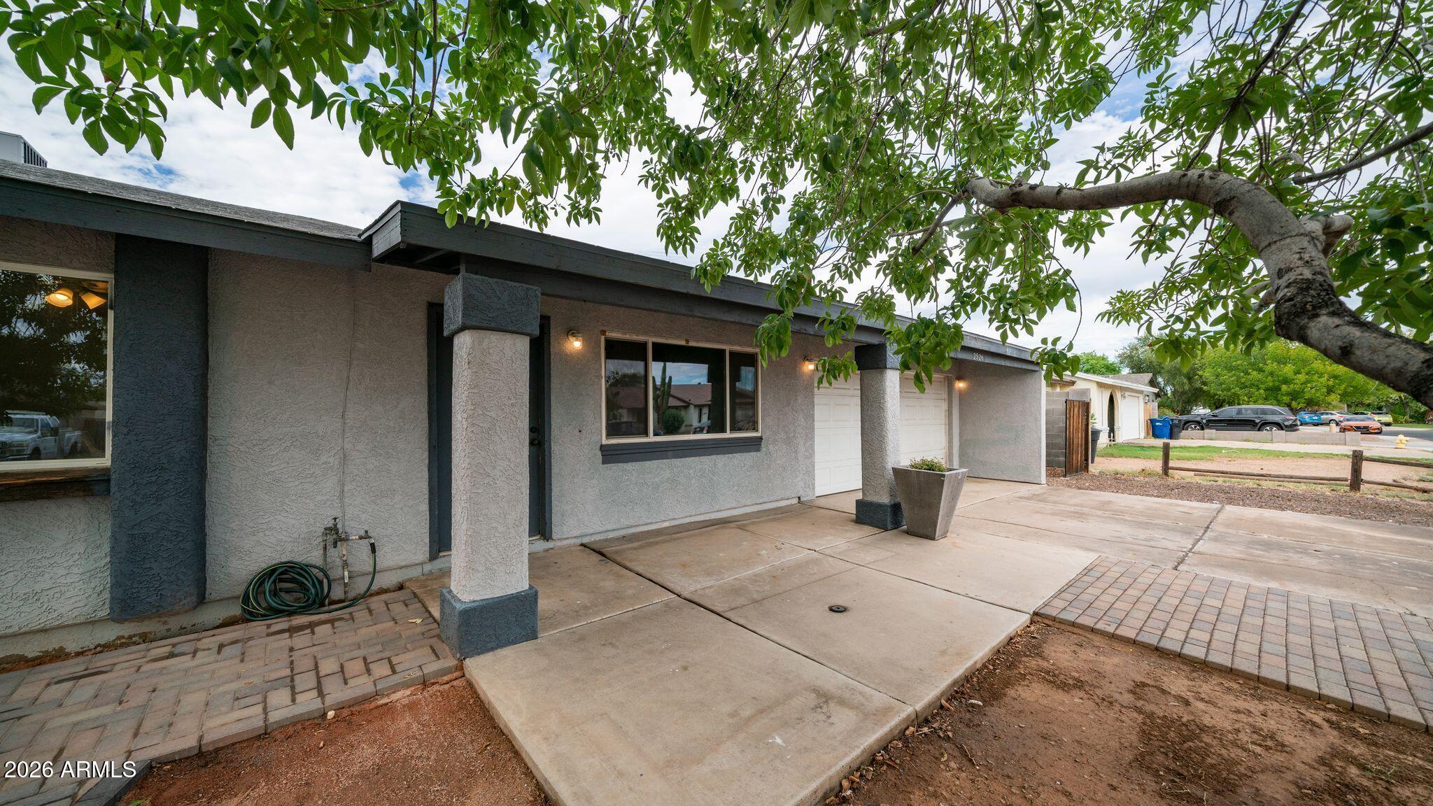 2526 E ISABELLA Avenue