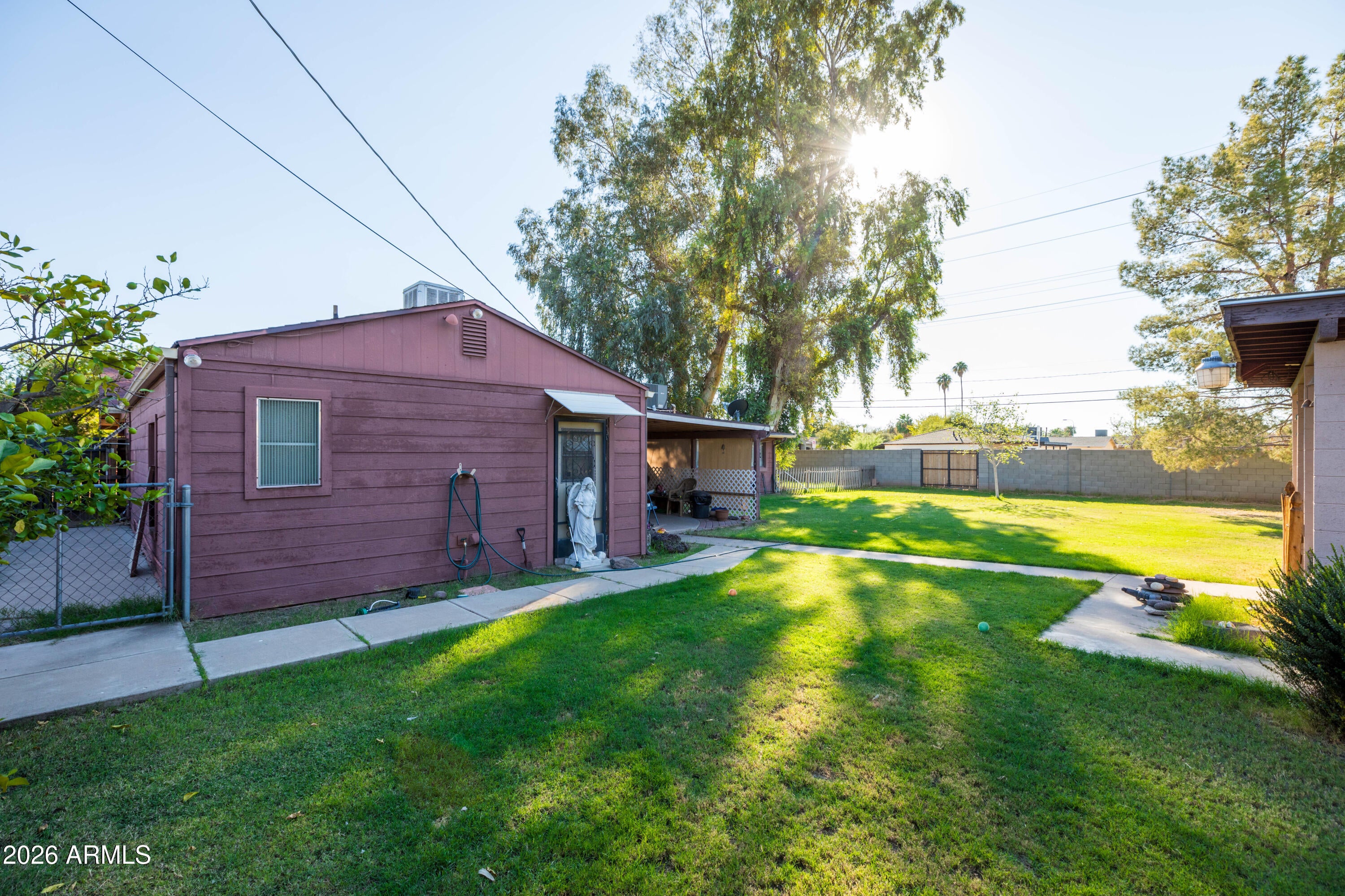 2250 W AUGUSTA Avenue