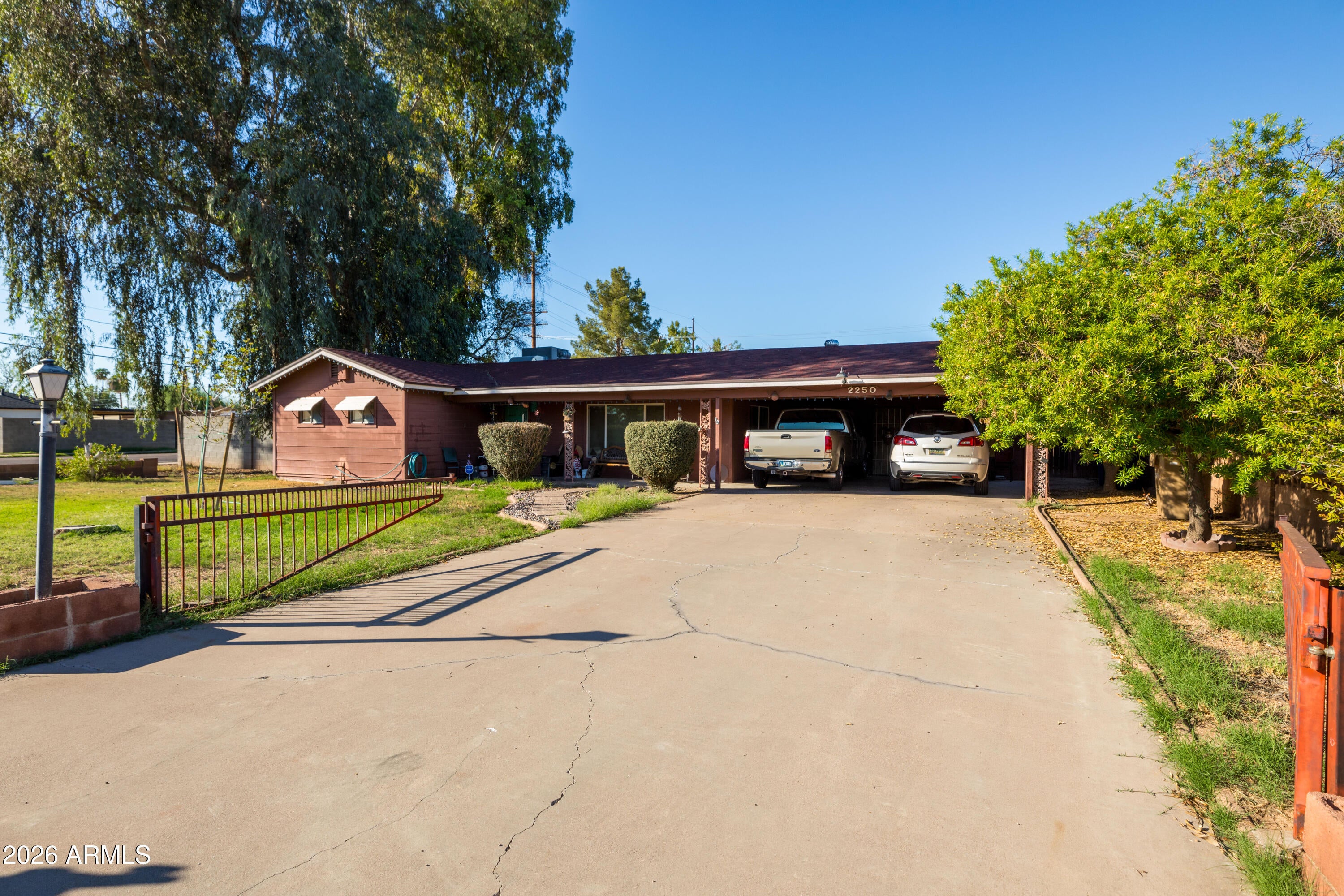 2250 W AUGUSTA Avenue