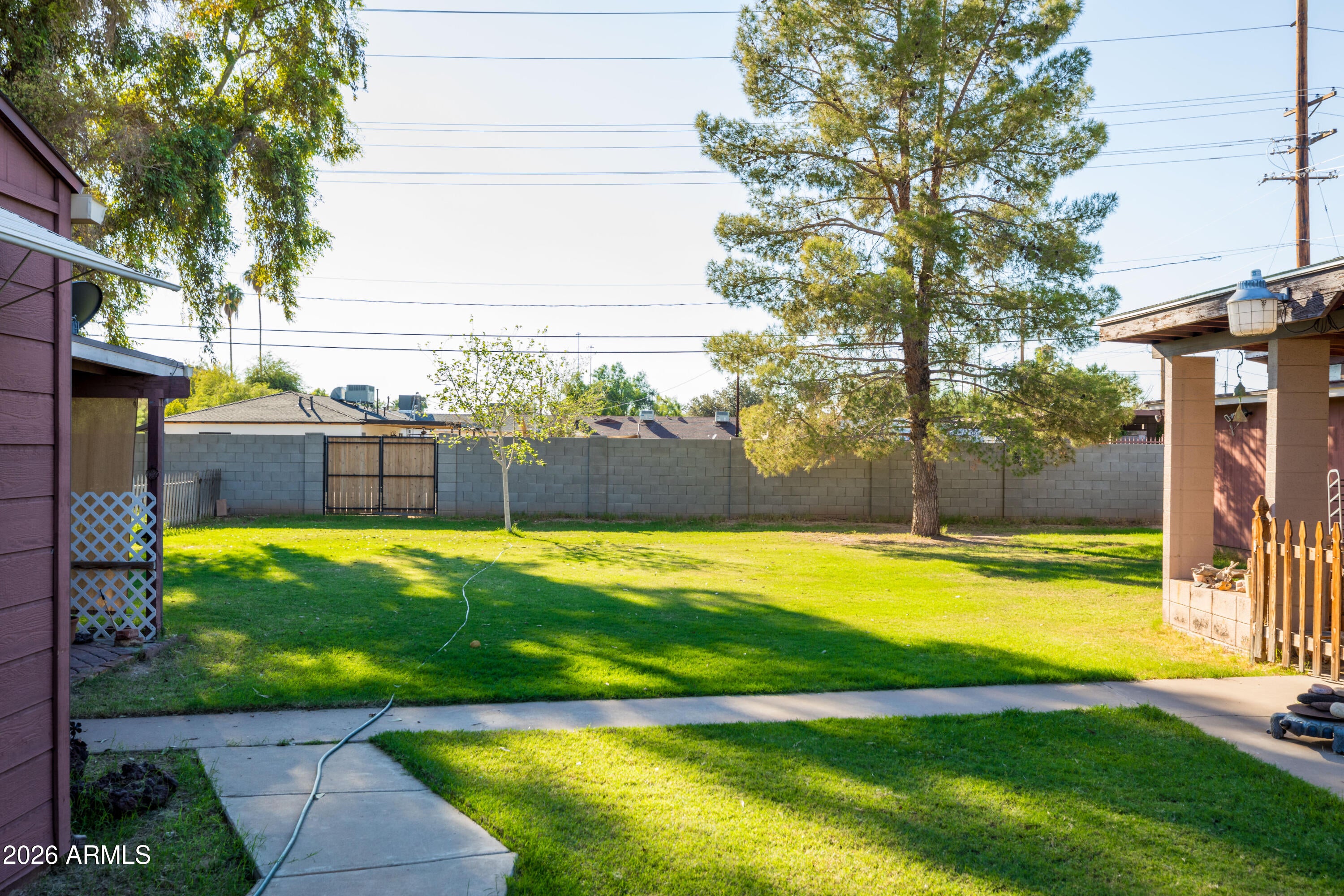 2250 W AUGUSTA Avenue