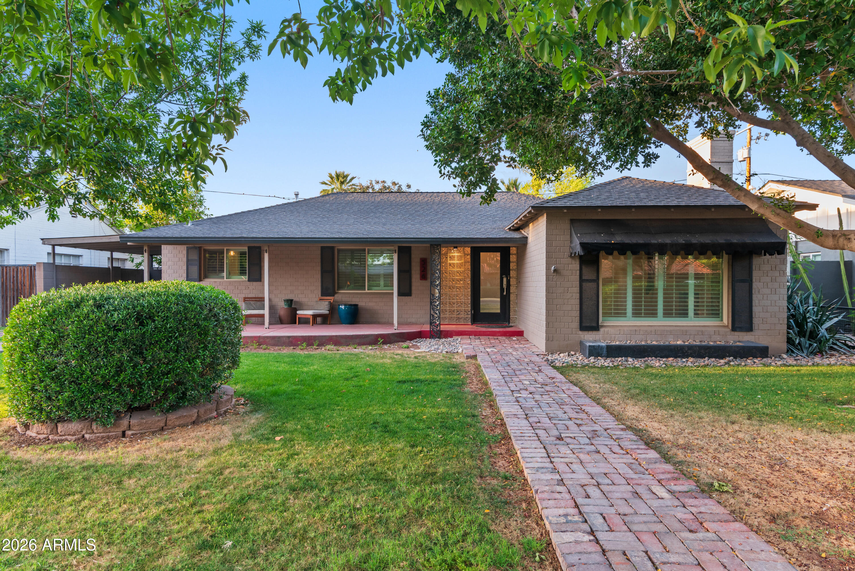 526 W WINDSOR Avenue