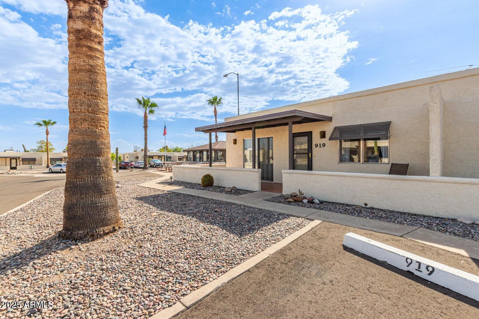 919 E LANCASTER Circle