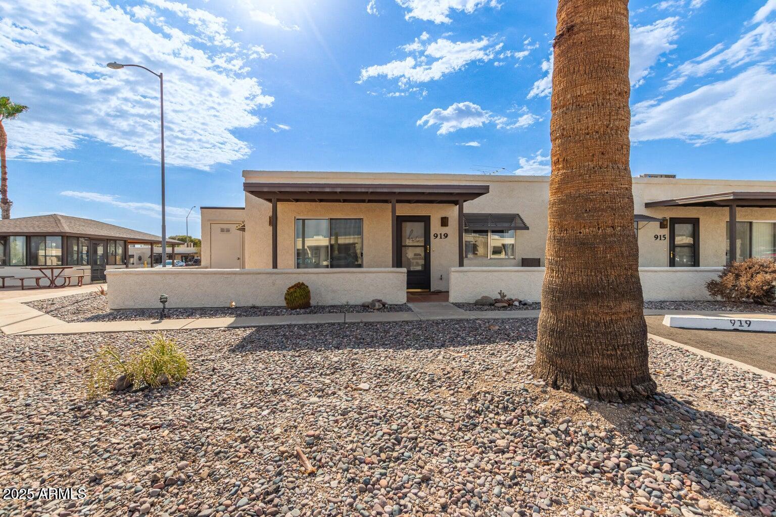 919 E LANCASTER Circle