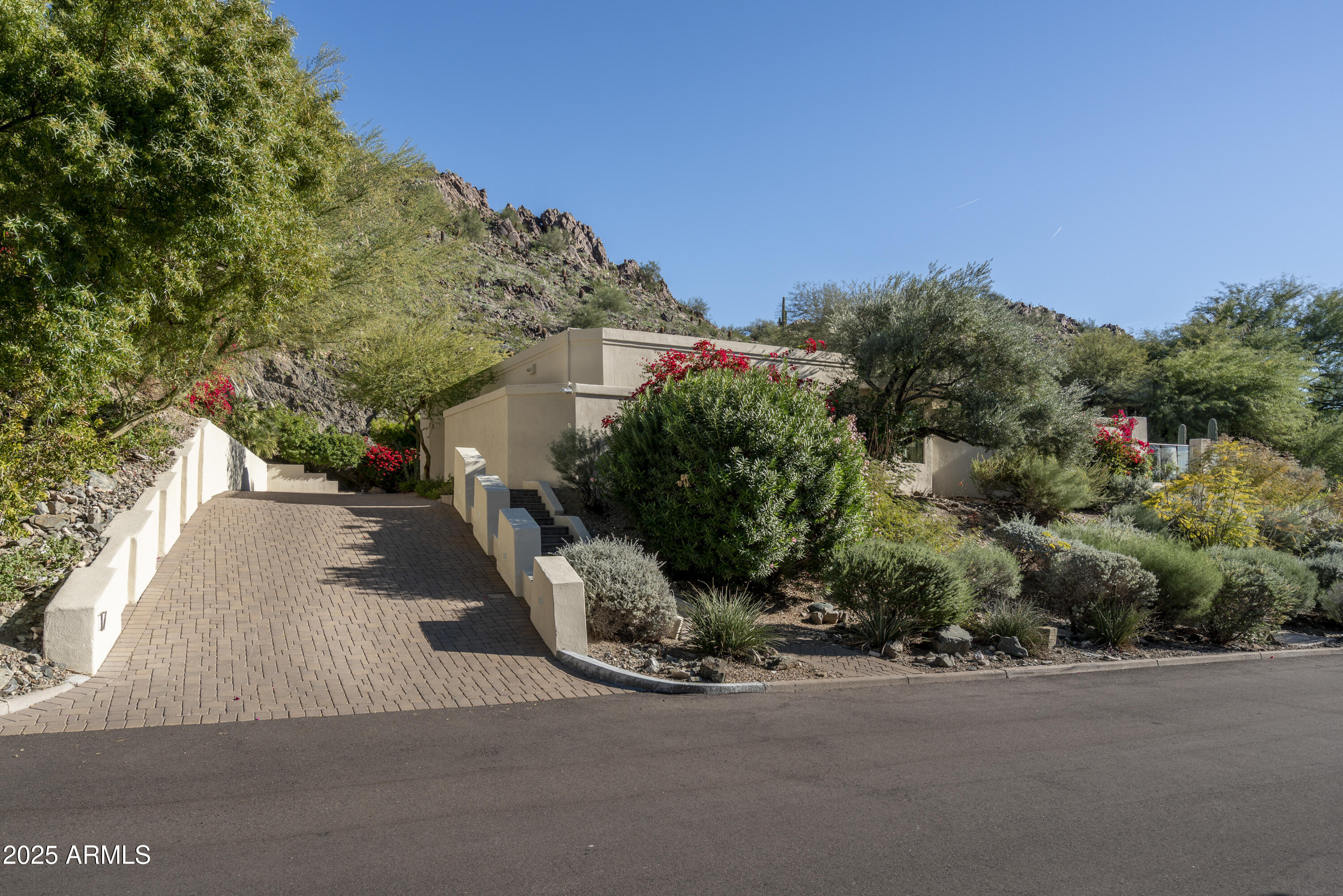 LINCOLN HILLS - Residential