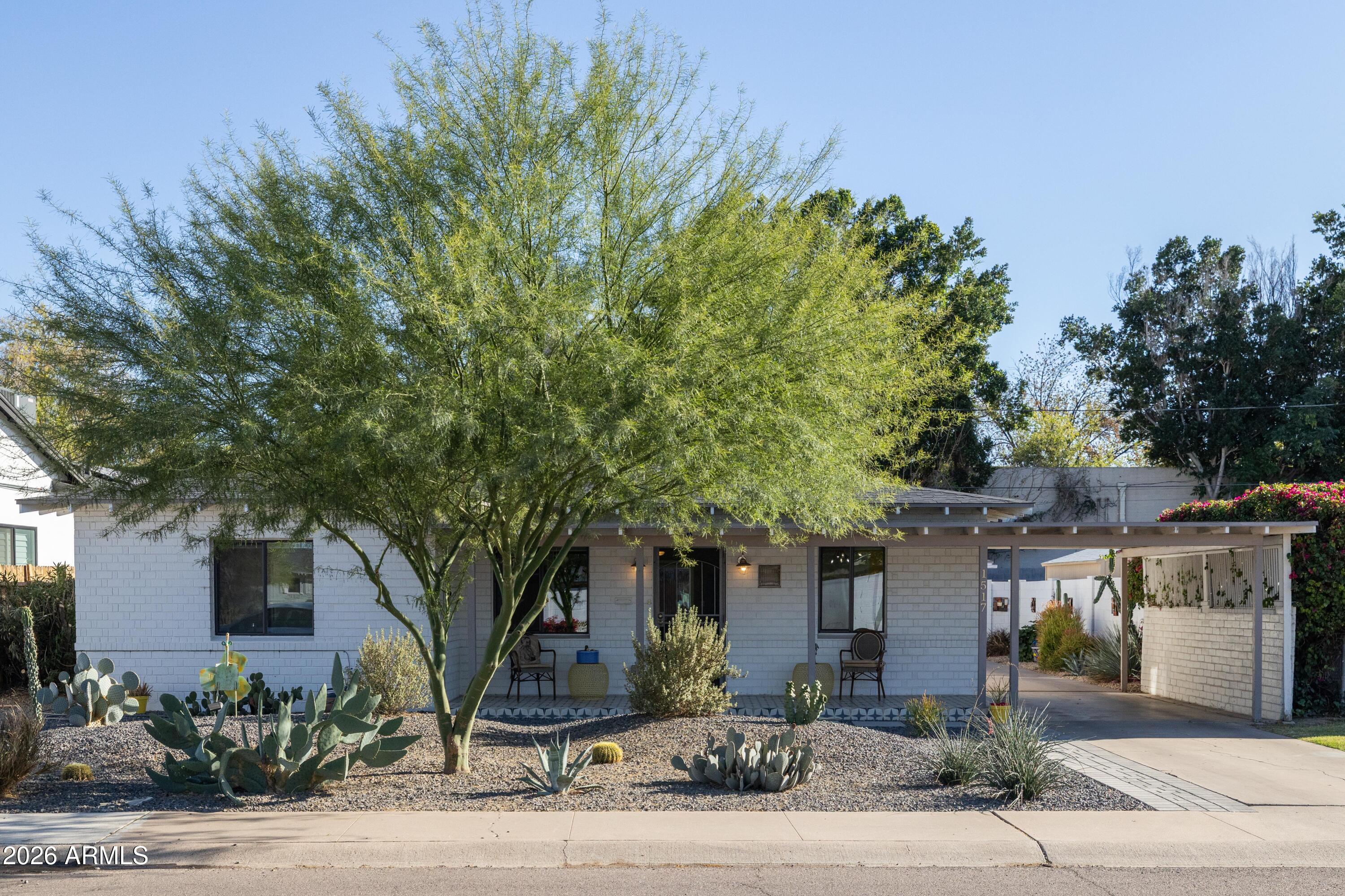 1517 E PINCHOT Avenue