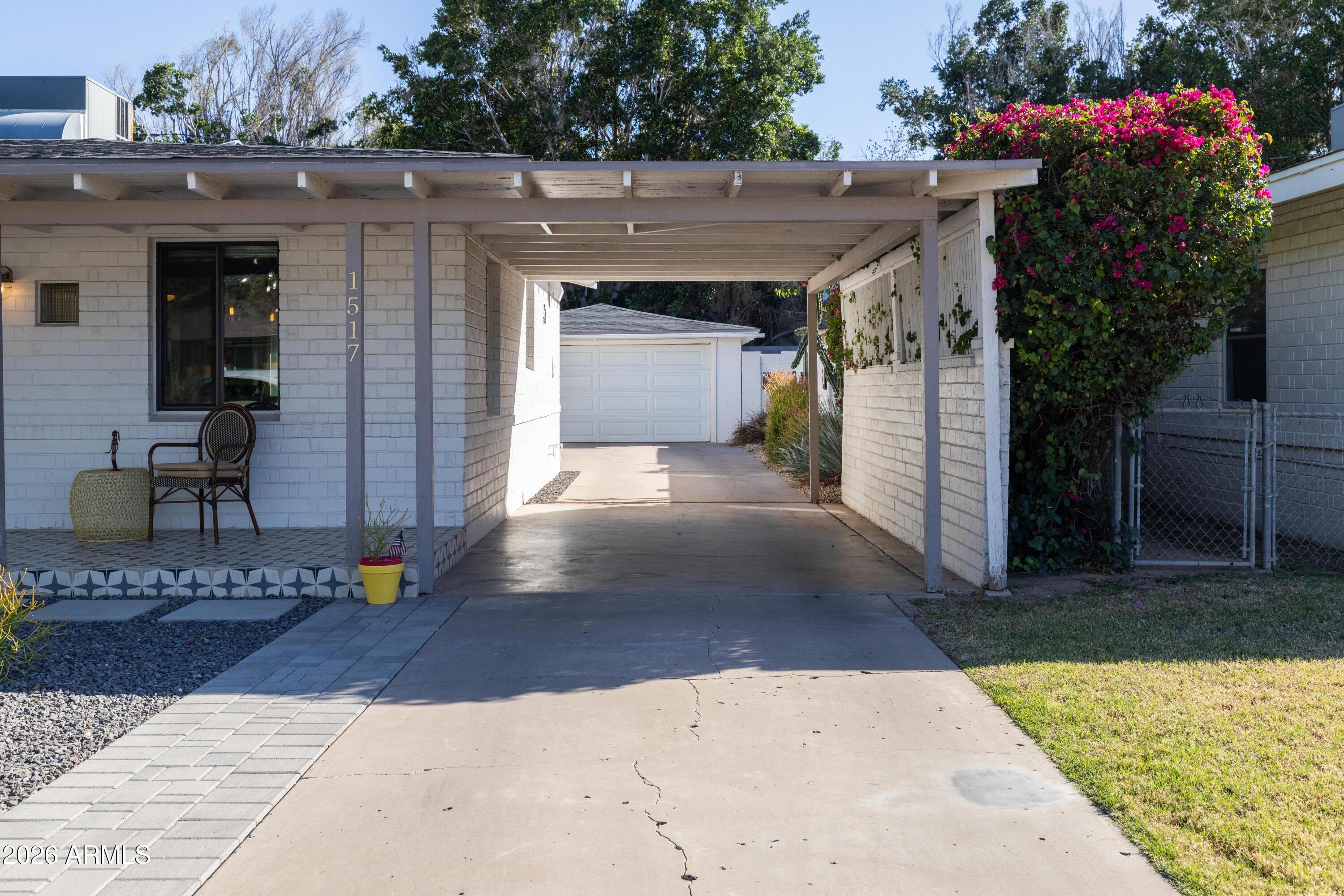 1517 E PINCHOT Avenue