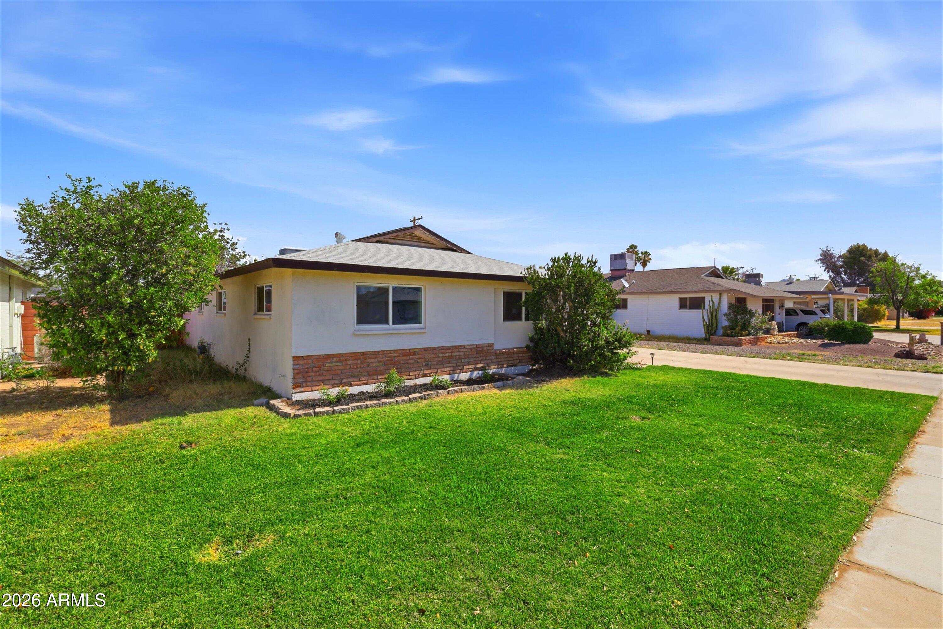 2052 W MARLETTE Avenue