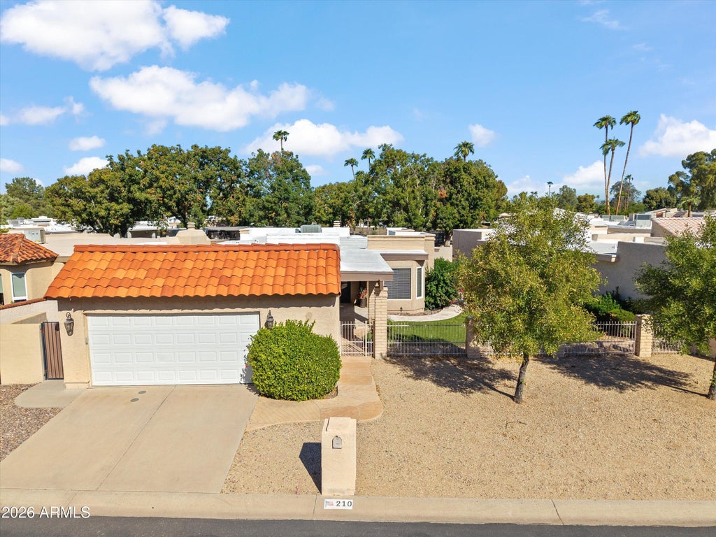 Photo of 210 W Canterbury Lane, Phoenix, AZ 85023 (MLS # 7091908)