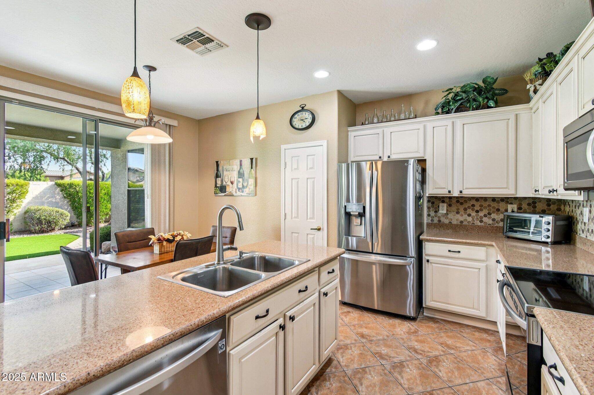 2533 W Kit Carson Trail