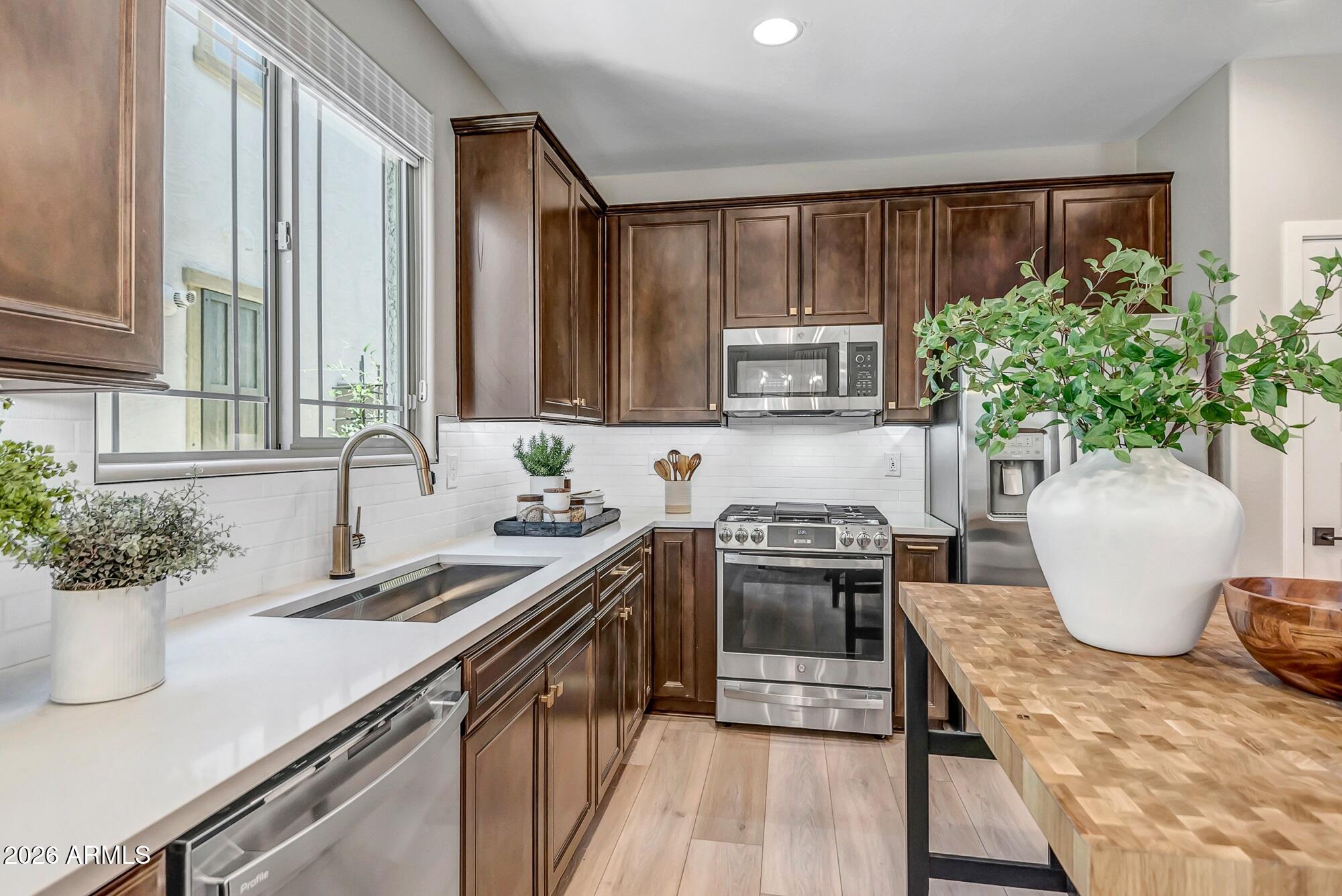 43256 N HINOKI Street